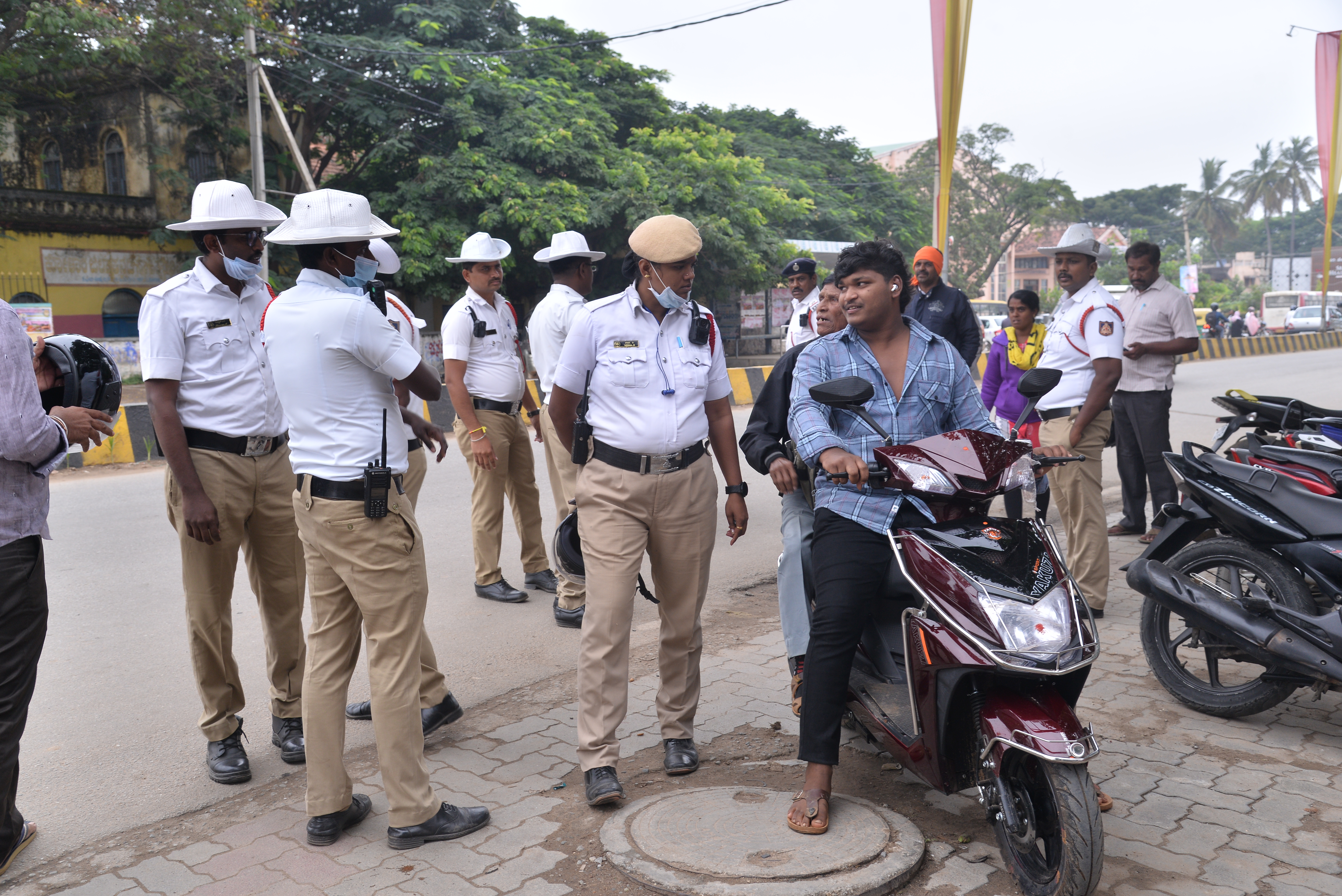 ಹೆಲ್ಮೆಟ್‌ ಧರಿಸದೆ ದ್ವಿಚಕ್ರ ವಾಹನ ಚಲಾಯಿಸಿಕೊಂಡು ಬಂದವರನ್ನು ಅಡ್ಡಗಟ್ಟಿದ ಪೊಲೀಸರು