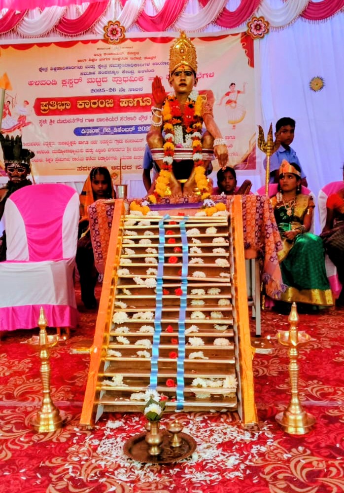 ಅಯ್ಯಪ್ಪ ಸ್ವಾಮಿ ವೇಷದಲ್ಲಿ ಗಮನ ಸೆಳೆದ ನಿಲೋಗಿಪುರ ಶಾಲೆಯ‌ ವಿದ್ಯಾರ್ಥಿ ಪವನ್ 