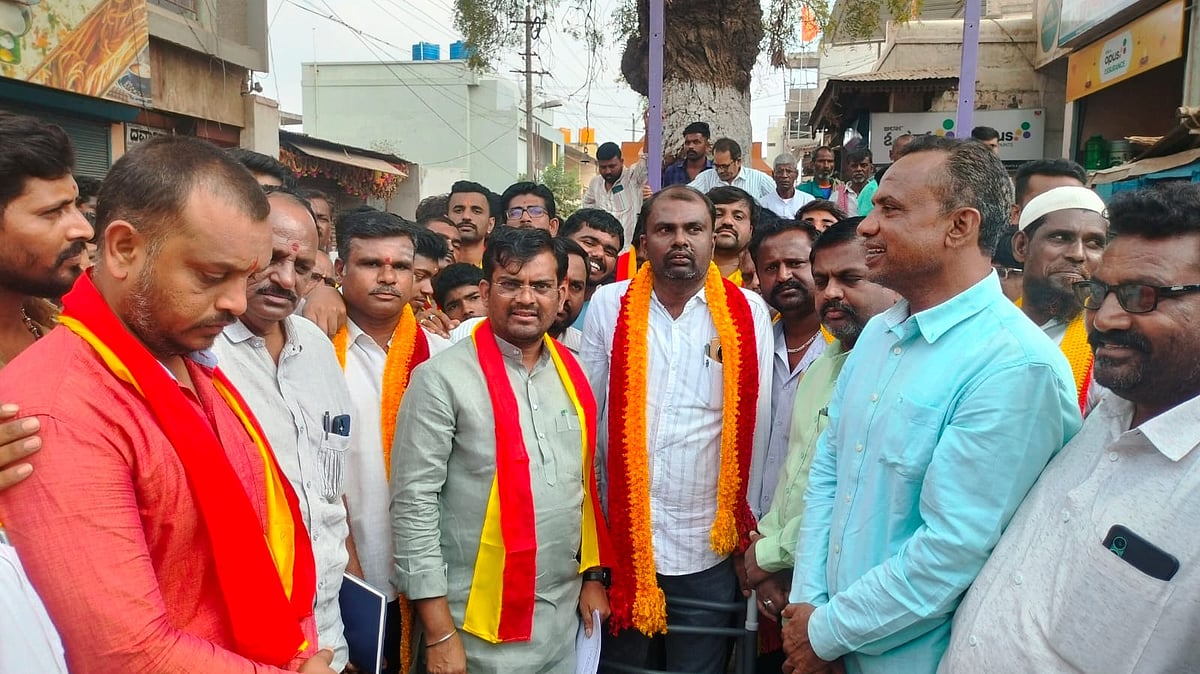 ಲಕ್ಷ್ಮೇಶ್ವರ | ರಸ್ತೆ ನಿರ್ಮಿಸಲು ಆಗ್ರಹಿಸಿ ಪ್ರತಿಭಟನೆ