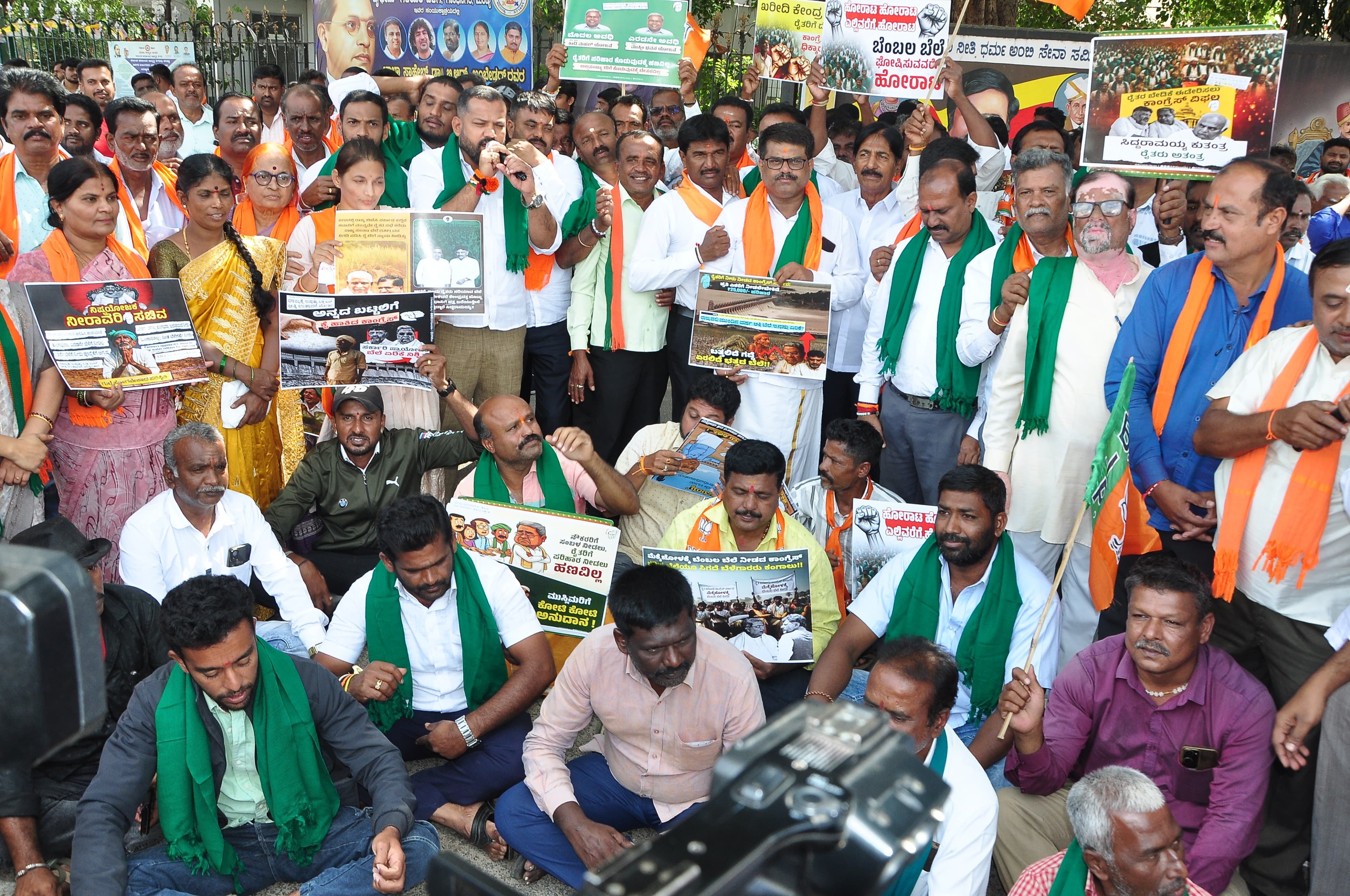 ಮಂಡ್ಯ ನಗರದ ಜೆ.ಸಿ.ವೃತ್ತದಲ್ಲಿ ಬಿಜೆಪಿ ರೈತ ಮೋರ್ಚಾ ವತಿಯಿಂದ ಪ್ರತಿಭಟನೆ ನಡೆಸಲಾಯಿತು