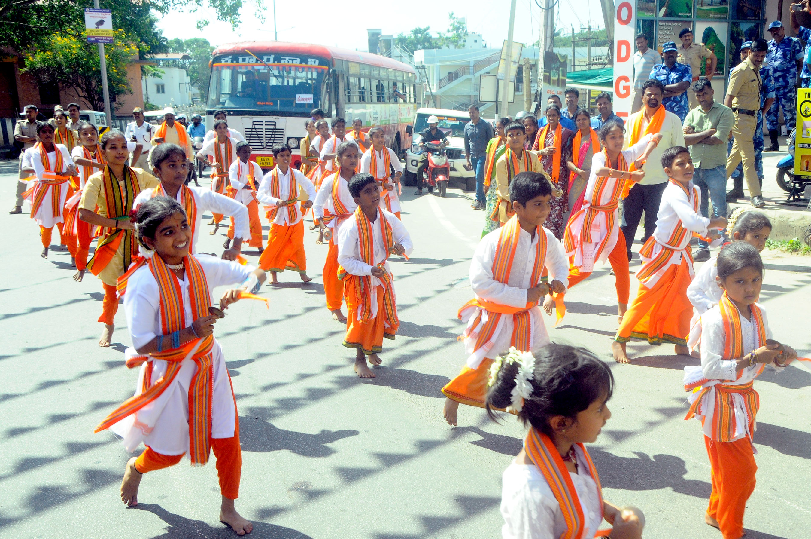 ಸಂಕೀರ್ತನಾ ಯಾತ್ರೆಯಲ್ಲಿ ನೃತ್ಯ ಪ್ರದರ್ಶನ ಮಾಡಿದ ಮಕ್ಕಳು