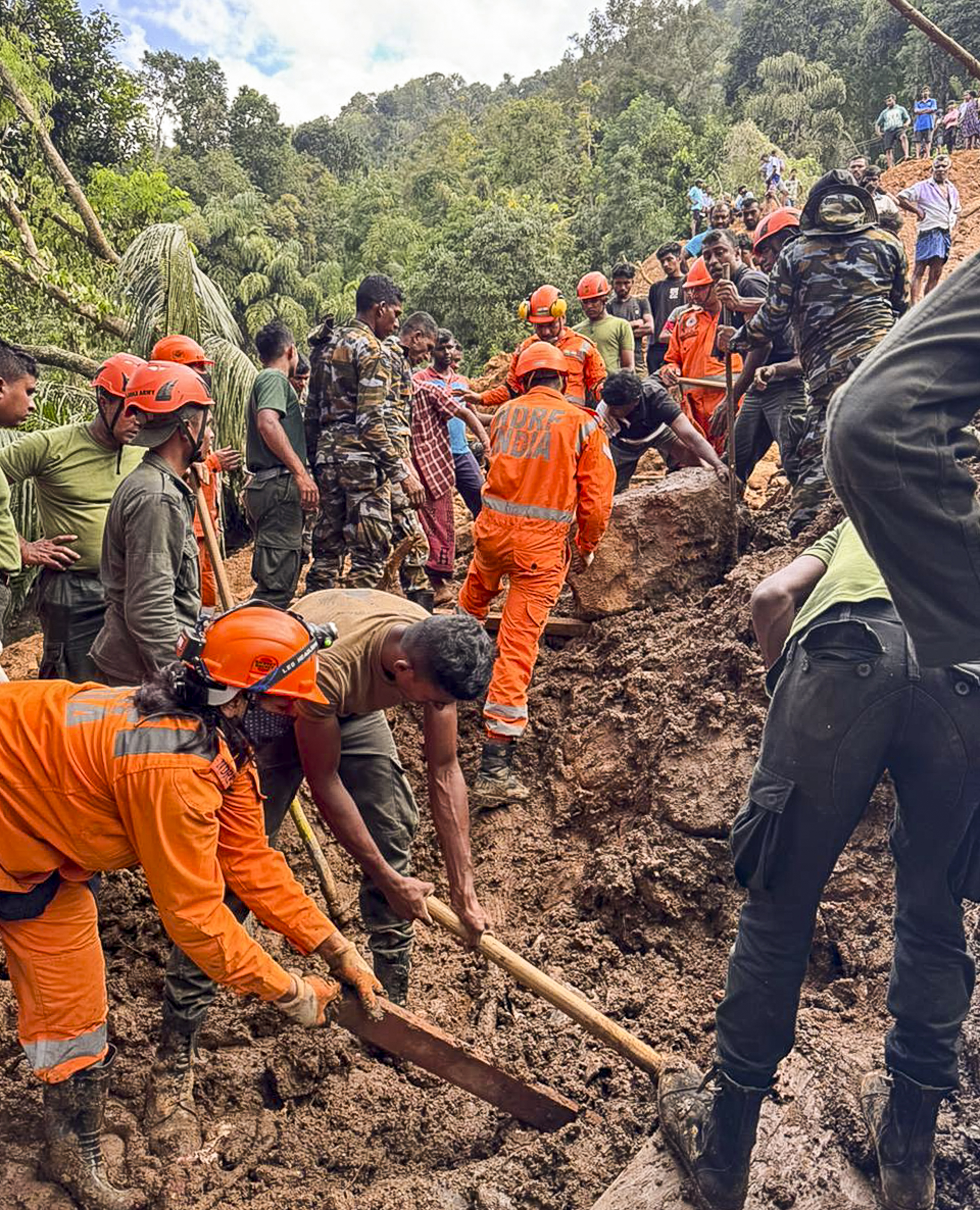 ಶ್ರೀಲಂಕಾದ ಬದುಲ್ಲಾ ಪ್ರದೇಶದಲ್ಲಿ ಭಾರತದ ಎನ್‌ಡಿಆರ್‌ಎಫ್‌ ಸಿಬ್ಬಂದಿಯಿಂದ ರಕ್ಷಣಾ ಕಾರ್ಯ ನಡೆಯಿತು   –ಪಿಟಿಐ ಚಿತ್ರ