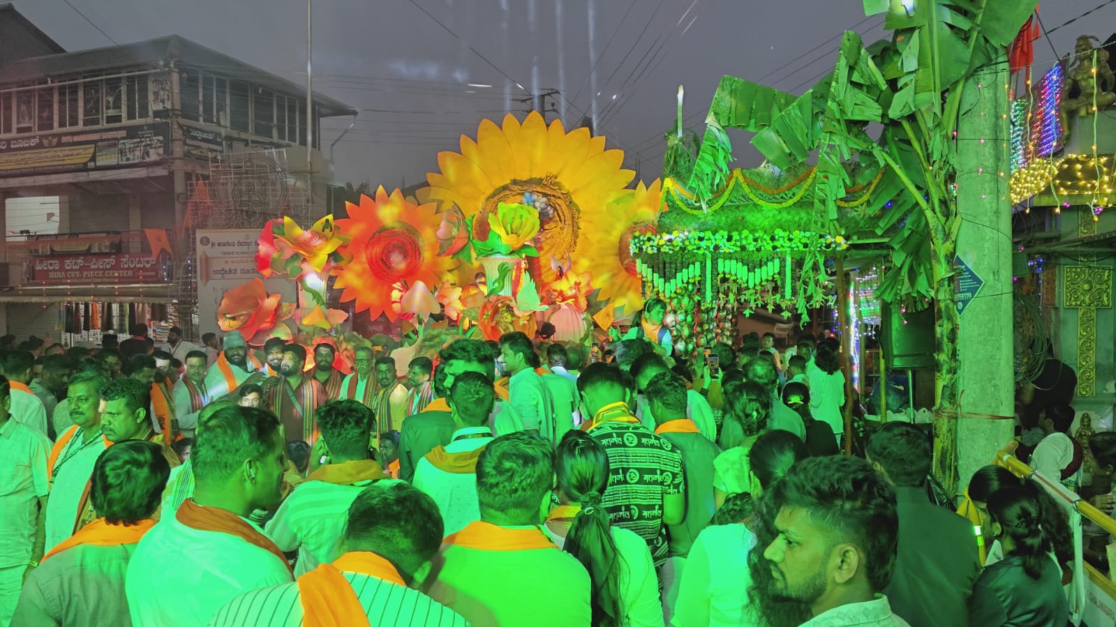 ಉತ್ಸವದಲ್ಲಿ ಅಪಾರ ಸಂಖ್ಯೆಯ ಜನರು ಭಾಗಿಯಾಗಿದ್ದರು