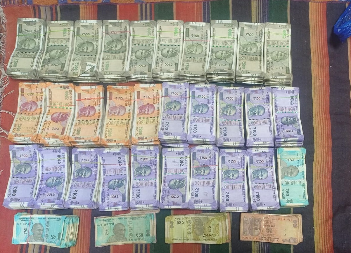 ದಾಳಿಯ ವೇಳೆ ವಶಪಡಿಸಿಕೊಂಡ ನಗದು