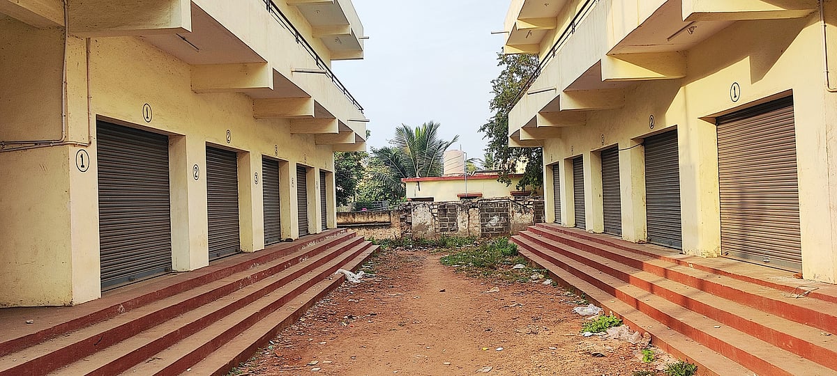 ಸಂಡೂರು: ಉದ್ಘಾಟನೆ ಭಾಗ್ಯ ಕಾಣದ ಮಳಿಗೆ