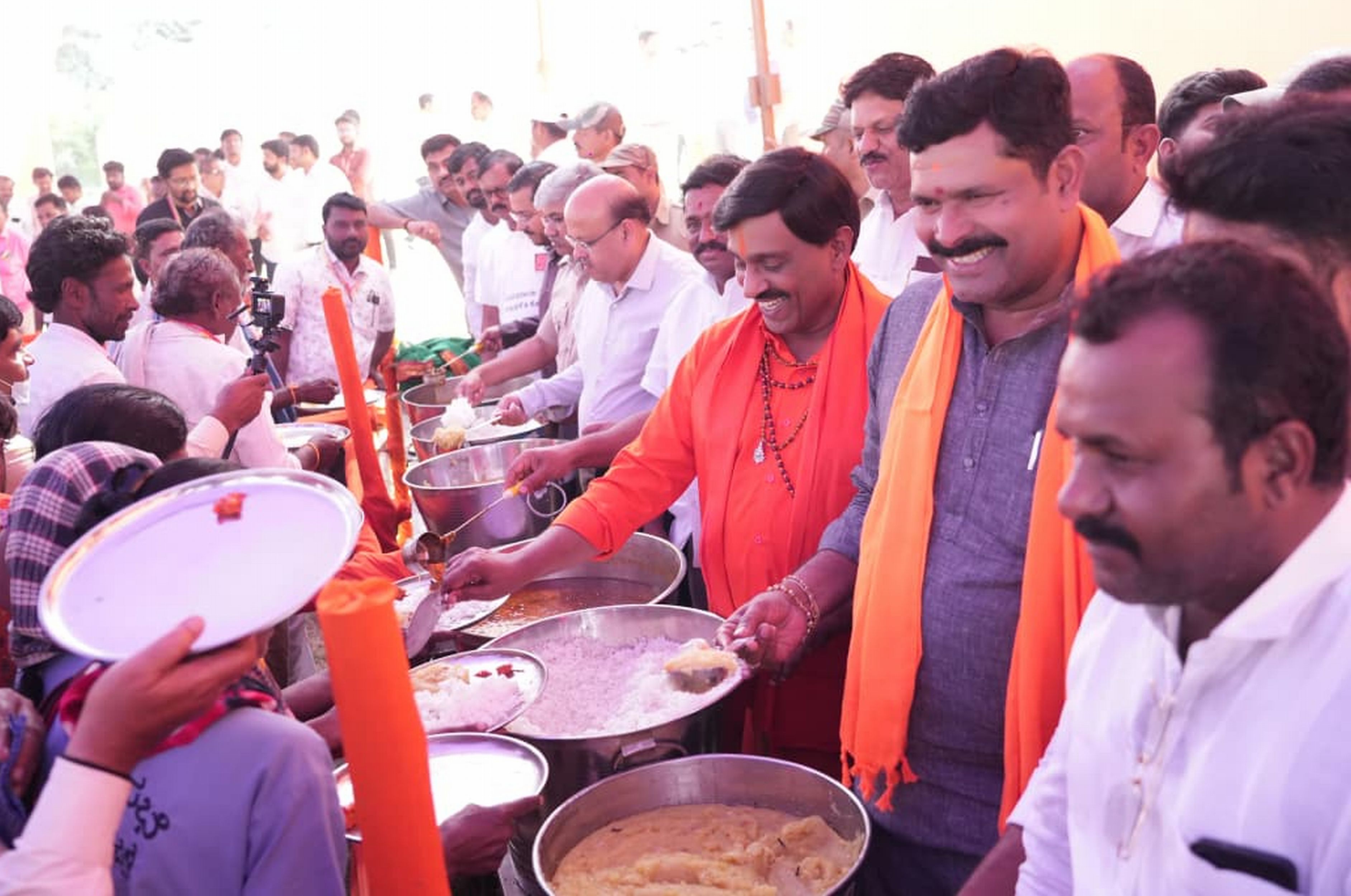ಗಂಗಾವತಿ ತಾಲ್ಲೂಕಿನ ಅಂಜನಾದ್ರಿಯಲ್ಲಿ ಮಂಗಳವಾರ ಜಿಲ್ಲಾ ಉಸ್ತುವಾರಿ ಸಚಿವ ಶಿವರಾಜ ತಂಗಡಗಿ ಶಾಸಕ ಜನಾರ್ಧನ ರೆಡ್ಡಿ ಹಾಗೂ ಅಧಿಕಾರಿಗಳು ಭಕ್ತಾಧಿಗಳಿಗೆ ಪ್ರಸಾದ ಬಡಿಸಿದರು