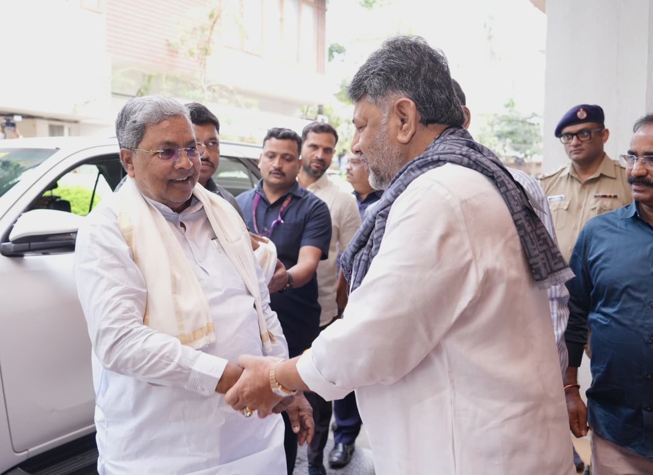 ಸಿದ್ದರಾಮಯ್ಯ ಅವರನ್ನು ಆತ್ಮೀಯವಾಗಿ ಬರಮಾಡಿಕೊಂಡ ಡಿ.ಕೆ. ಶಿವಕುಮಾರ್ 