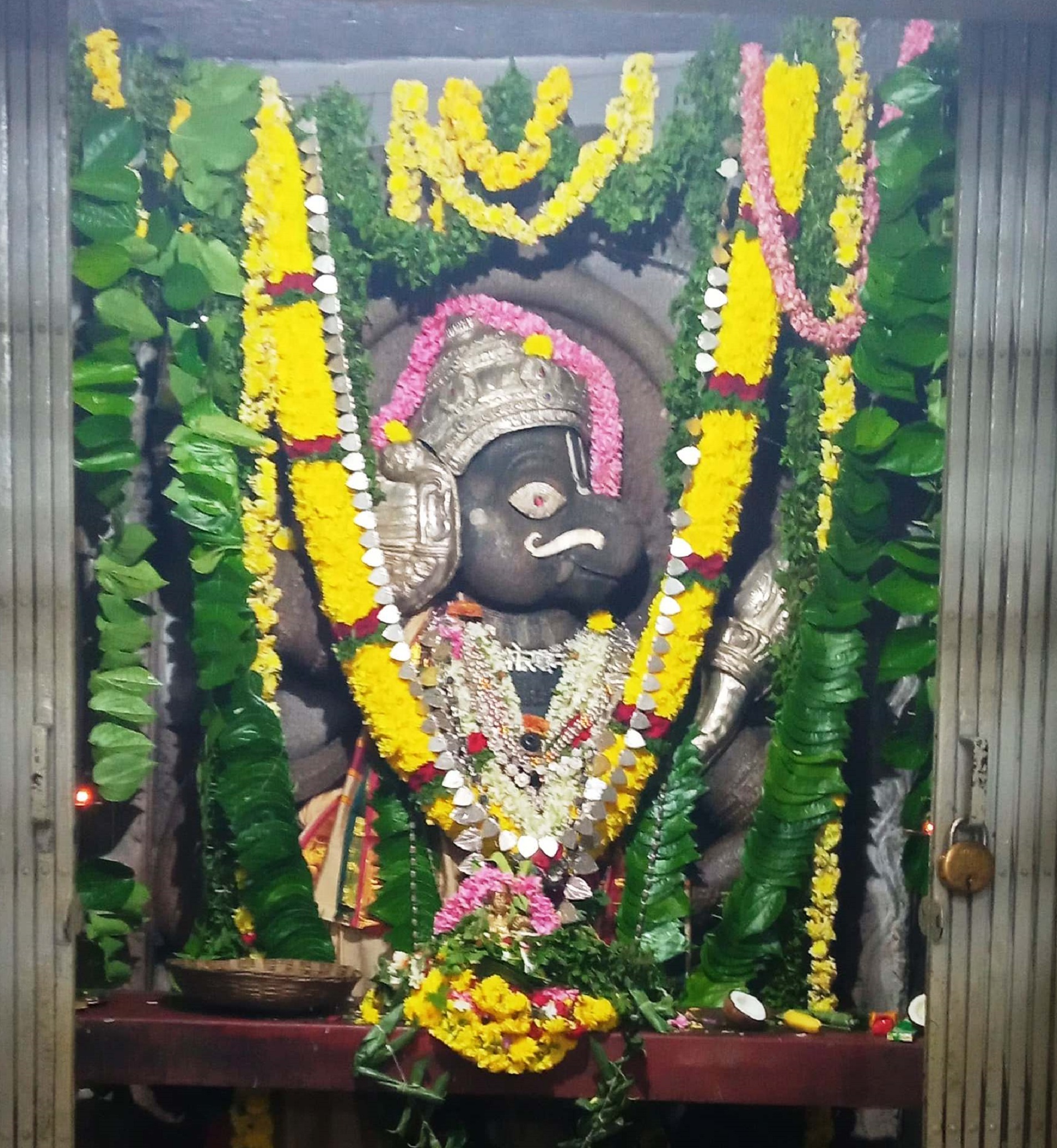 ಕೋಲಾರ ನಗರದ ಬ್ರಾಹ್ಮಣರ ಬೀದಿಯ ದೊಡ್ಡ ಆಂಜನೇಯಸ್ವಾಮಿ ದೇವಸ್ಥಾನದಲ್ಲಿ ಅಲಂಕಾರ   