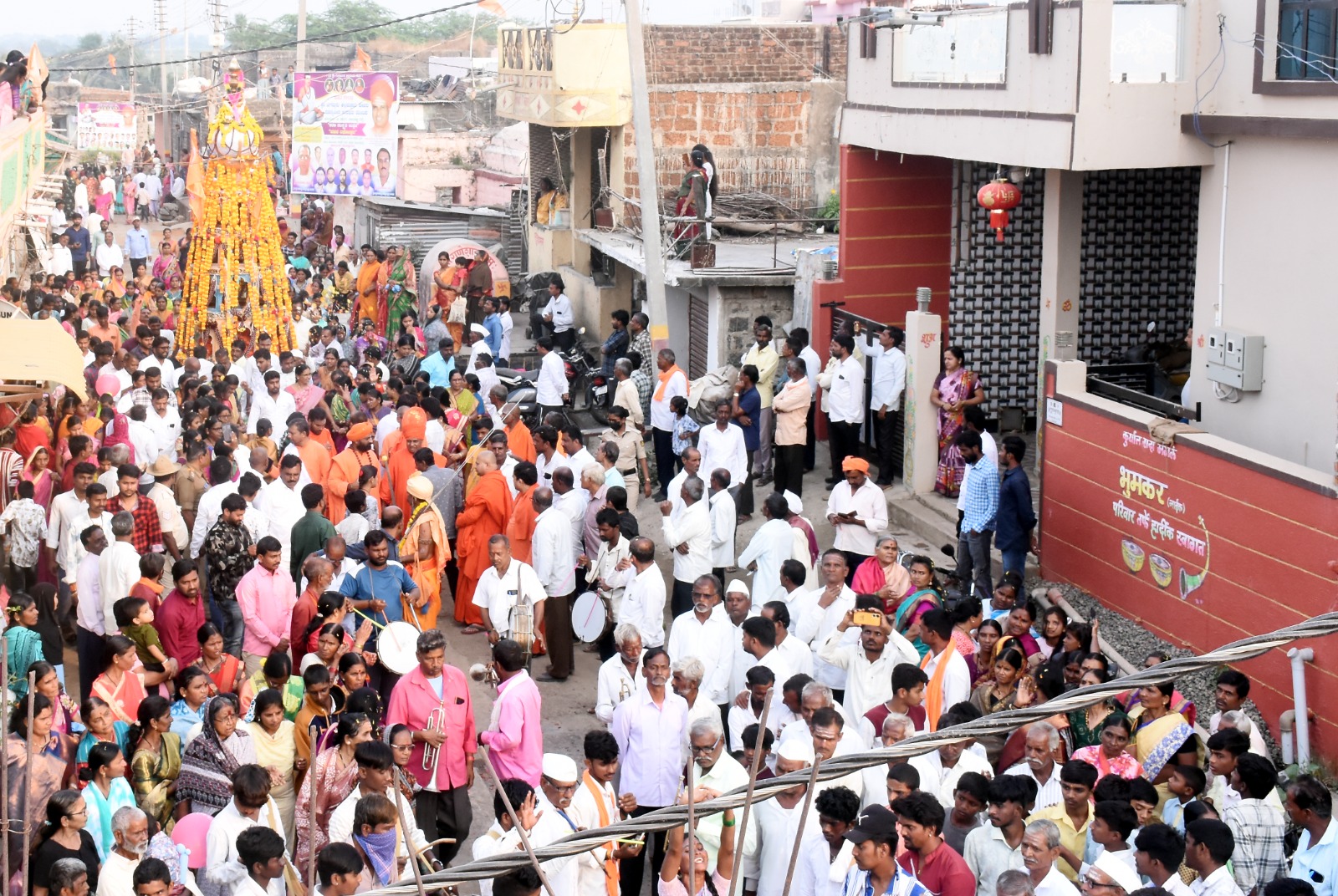 ಭಕ್ತಾದಿಗಳು ಹಾಗೂ ಮಹಿಳೆಯರು ವಚನ ಸಾಹಿತ್ಯದ ಹೊತ್ತಿಗೆಗಳ ರಥ ಎಳೆದರು