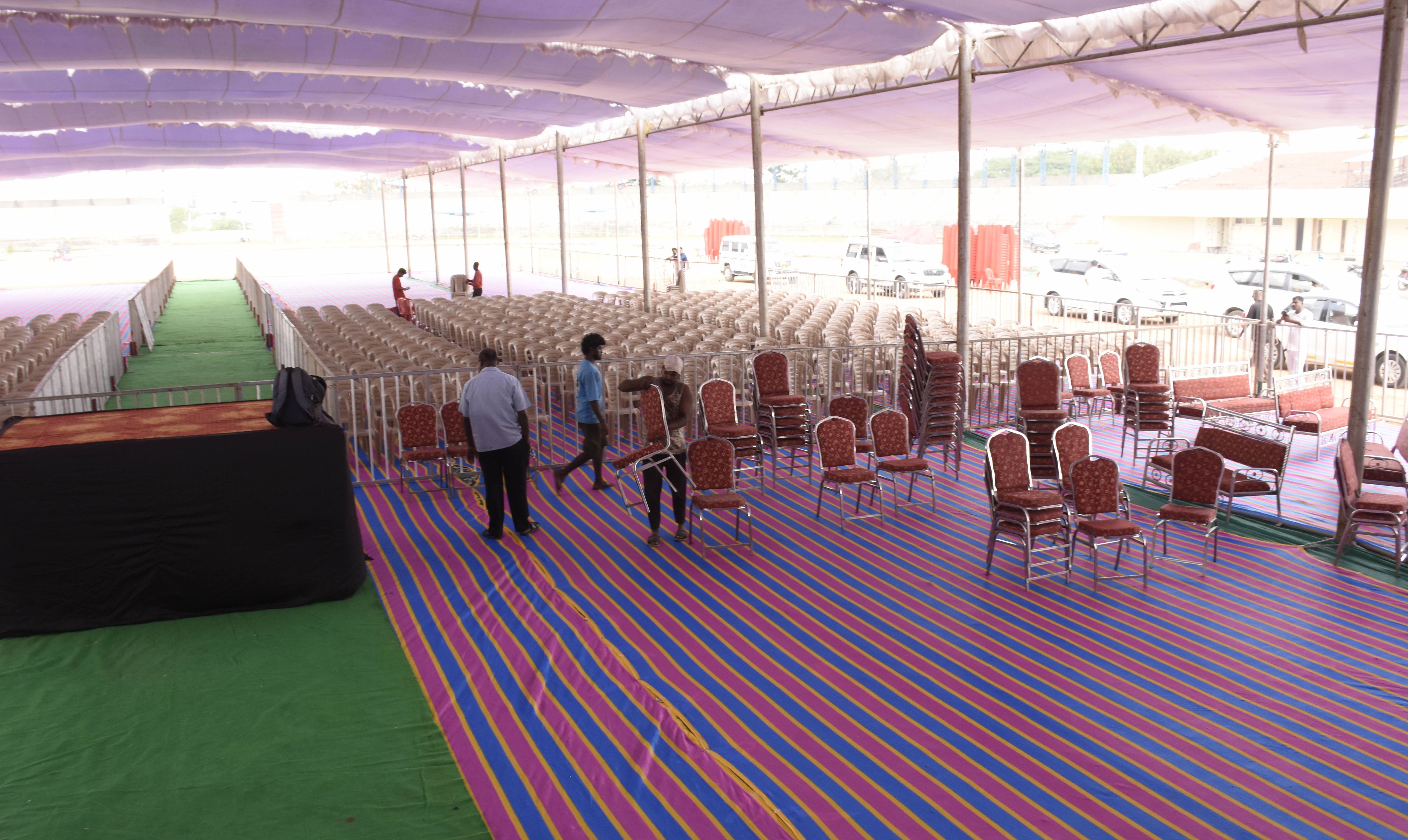 ಯಾದಗಿರಿಯಲ್ಲಿ ಮಂಗಳವಾರ ರಾಜ್ಯಮಟ್ಟದ ಯುವಜನೋತ್ಸವದ ಅಂಗವಾಗಿ ಪ್ರಧಾನ ವೇದಿಕೆಯ ಅಂತಿಮ ಕಾರ್ಯದಲ್ಲಿ ನಿರತವಾಗಿದ್ದ ಕಾರ್ಮಿಕರು 