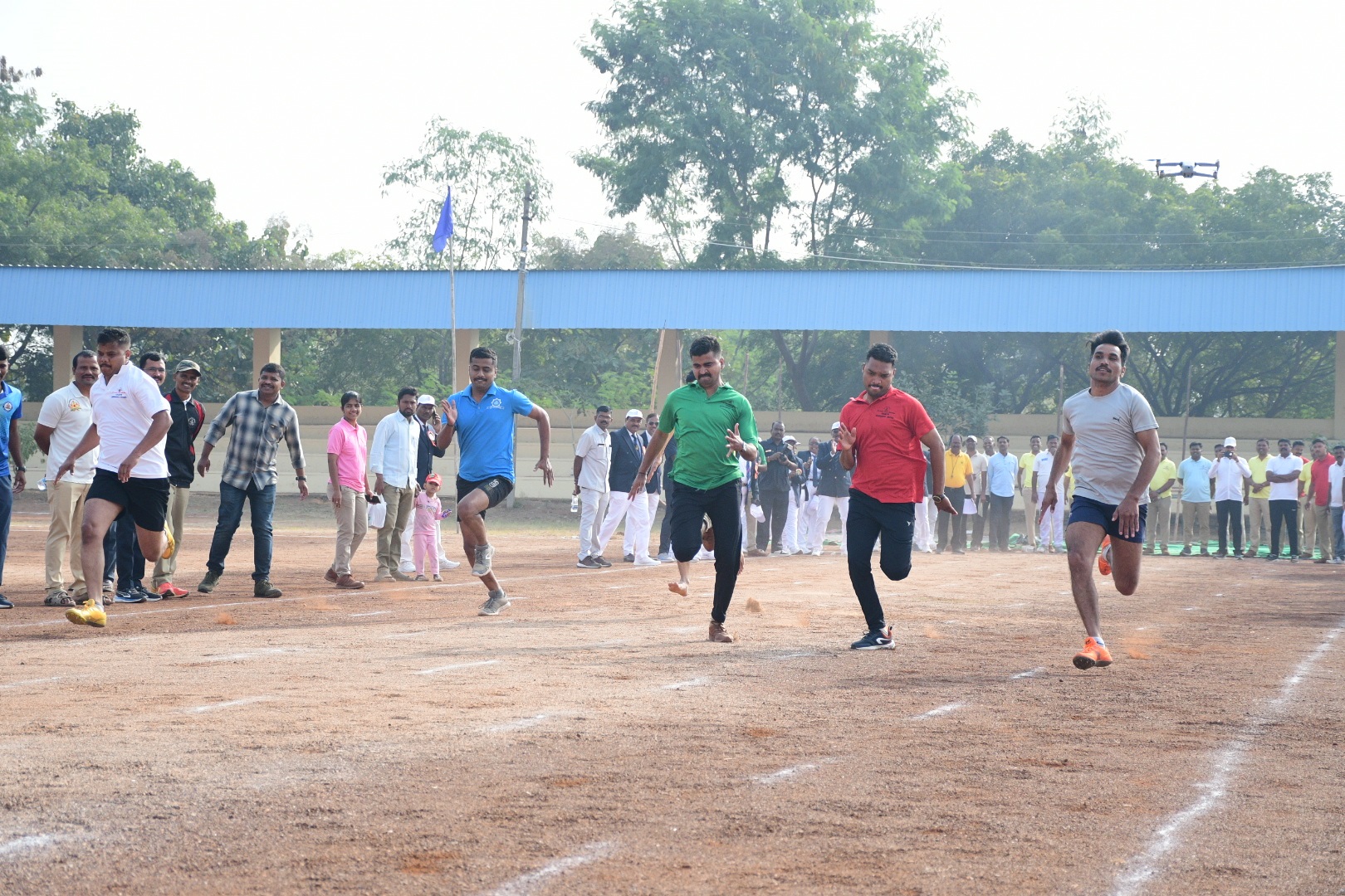 ಕ್ರೀಡಾಕೂಟದಲ್ಲಿ ಪಾಲ್ಗೊಂಡ ಪೊಲೀಸ್‌ ಸಿಬ್ಬಂದಿ ಗುರಿಯತ್ತ ಮುನ್ನುಗ್ಗಿದರು