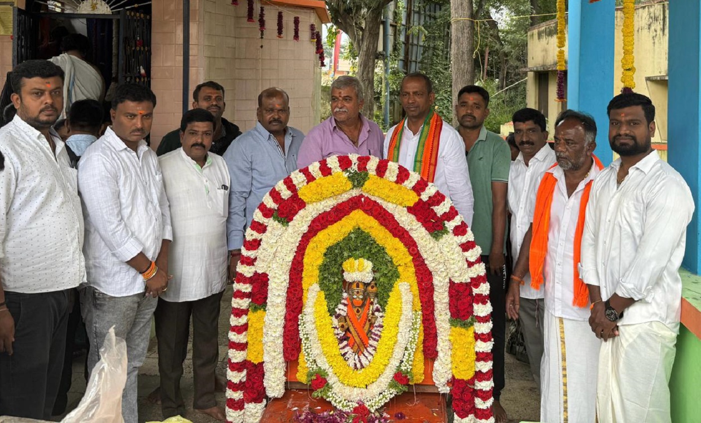 ಕೋಲಾರದ ಸರ್ಕಾರಿ ಪಶು ಇಲಾಖೆ ಕಚೇರಿ ಅವರಣದಲ್ಲಿರುವ ವೀರಾಂಜನೇಯ ಸ್ವಾಮಿಗೆ ಪೂಜೆ ಜೆಡಿಎಸ್ ಮುಖಂಡ ಸಿಎಂಆರ್ ಶ್ರೀನಾಥ್ ಪಾಲಸಂದ್ರ ಹಾಗೂ ಗಲ್‍ಪೇಟೆ ಬಡಾವಣೆ ನಿವಾಸಿಗಳು ಪೂಜೆ ಸಲ್ಲಿಸಿದರು