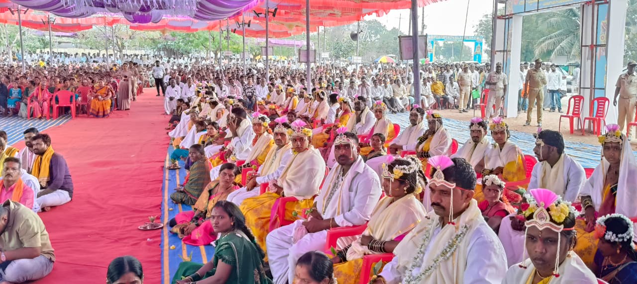 ಕಸಬಾಲಿಂಗಸುಗೂರು ಗ್ರಾಮದಲ್ಲಿ ಕುಪ್ಪಿಭೀಮ ದೇವರ ಮಹಾರಥದ ಶತಮಾನೋತ್ಸವ ಪ್ರಯುಕ್ತ ನಡೆದ ಸಾಮೂಹಿಕ ವಿವಾಹದಲ್ಲಿ 26 ಜೋಡಿ ದಾಂಪತ್ಯ ಜೀವನಕ್ಕೆ ಕಾಲಿಟ್ಟರು 