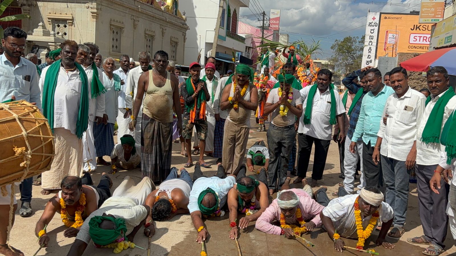 ಮೆಕ್ಕೆಜೋಳದ ಬೆಂಬಲ ಬೆಲೆ ಖರೀದಿ ಕೇಂದ್ರಕ್ಕಾಗಿ ಲಕ್ಷ್ಮೇಶ್ವರದಲ್ಲಿ ರೈತರು ಸರ್ಕಾರದ ಗಮನ ಸೆಳೆಯುವ ನಿಟ್ಟಿನಲ್ಲಿ ದೀಡ್ ನಮಸ್ಕಾರ ಹಾಕಿದ್ದರು