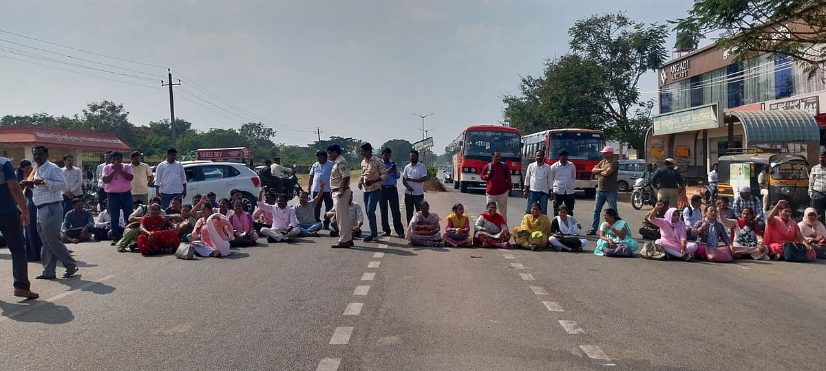 ಗದಗ | ಪ್ರಣಾಳಿಕೆ ದಹಿಸಿ ಸರ್ಕಾರದ ವಿರುದ್ಧ ಆಕ್ರೋಶ