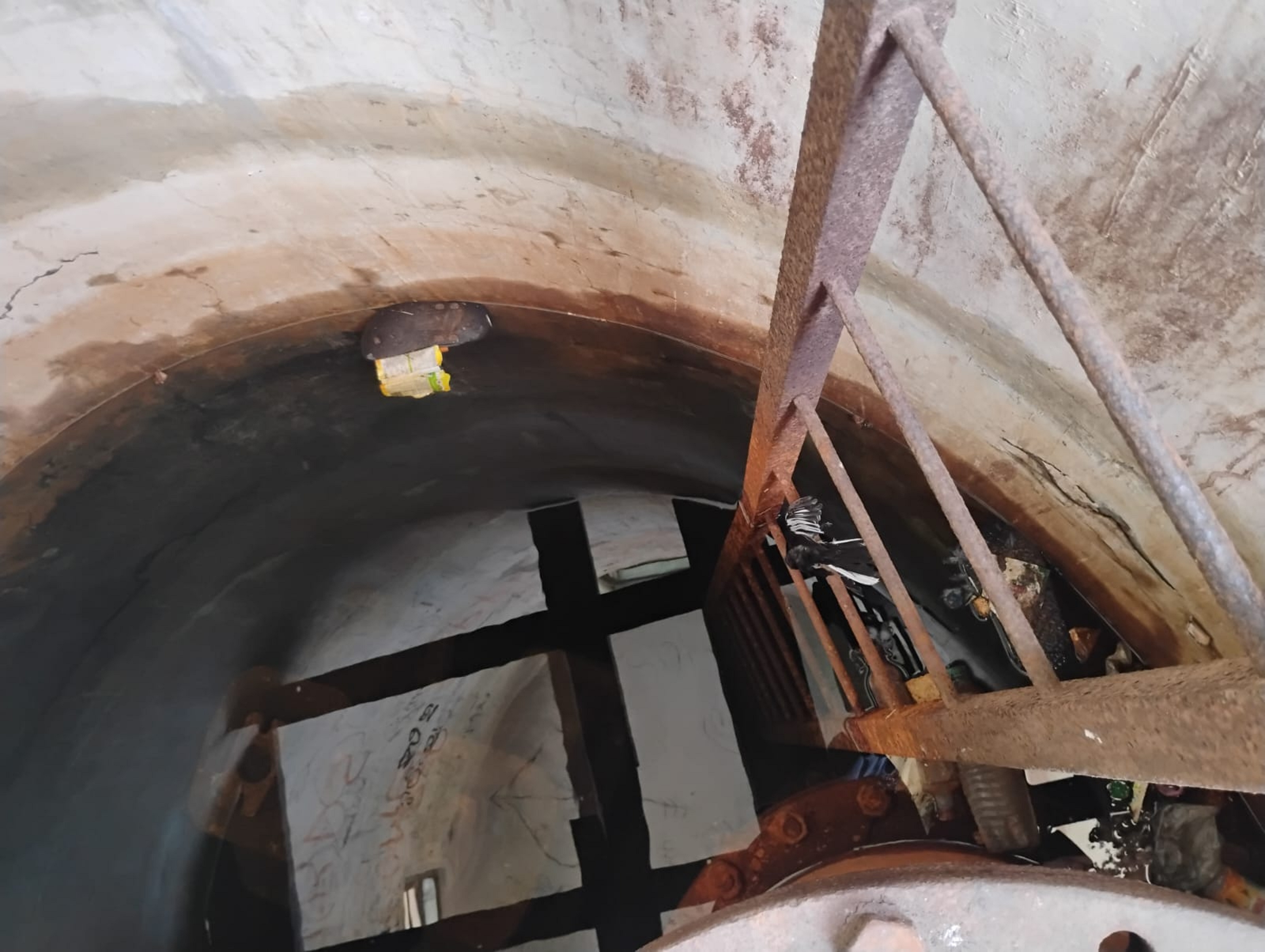 ಟಿ.ವಿ.ಸ್ಟೇಷನ್‌ ಕೆರೆಯ ಜಾಕ್‌ವೆಲ್‌ನ ಒಳಗಡೆ ಇರುವ ನೀರಿನಲ್ಲಿ ನಿರುಪಯುಕ್ತ ವಸ್ತುಗಳನ್ನು ಹಾಕಿರುವುದು