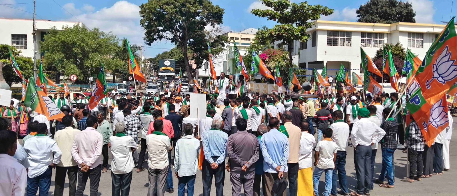 ಹಾಸನದ ಜಿಲ್ಲಾ ಪಂಚಾಯಿತಿ ಕಚೇರಿ ಎದುರಿನ ವೃತ್ತದಲ್ಲಿ ಪ್ರತಿಭಟನಕಾರರು ಮಾನವ ಸರಪಳಿ ನಿರ್ಮಿಸಿದರು.
