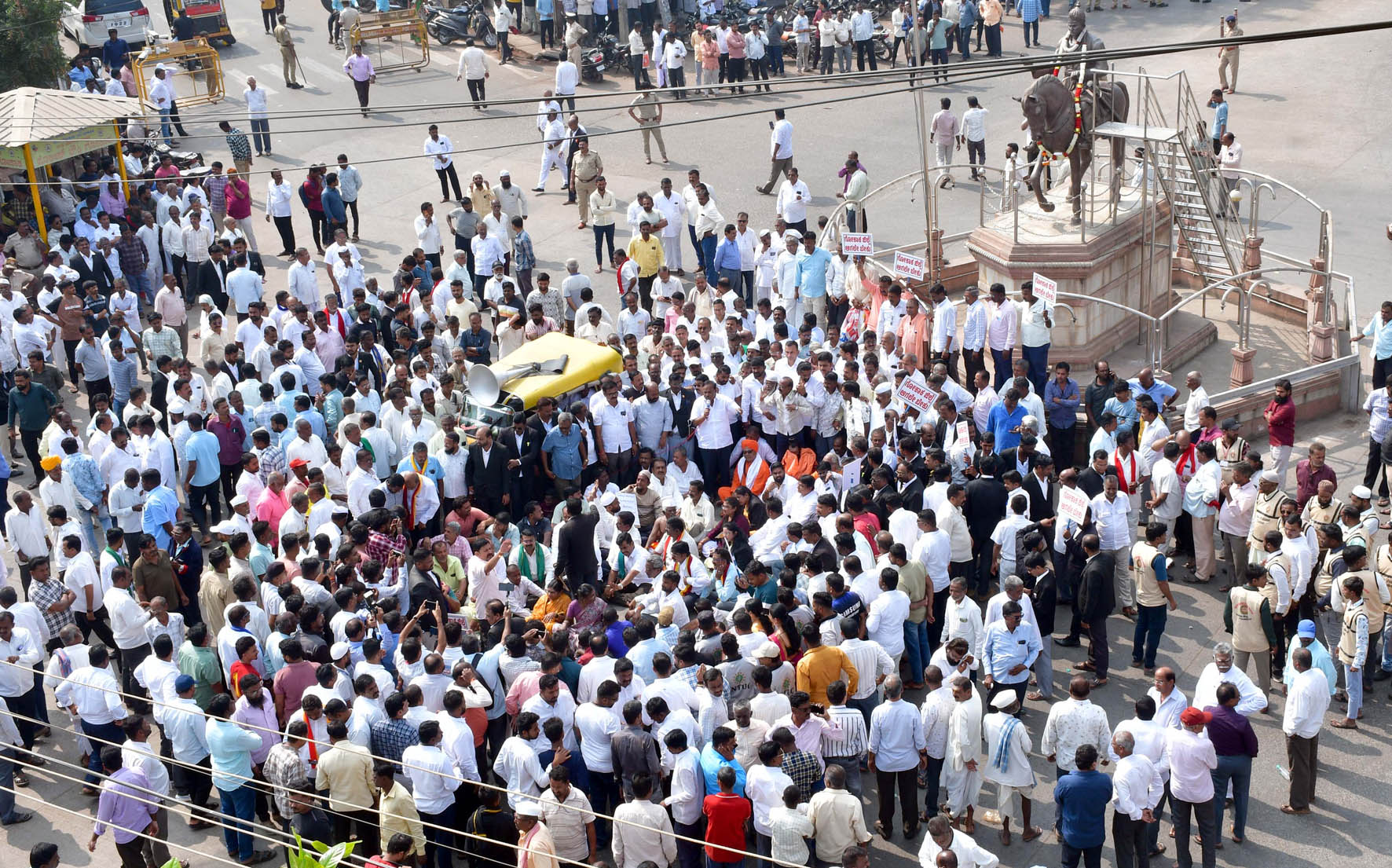 ಚಿತ್ರ: 03ಜಿಕೆಕೆ2 ಗೋಕಾಕ ಬಸವೇಶ್ವರ ವೃತ್ತದಲ್ಲಿ ಮಂಗಳವಾರ ಗೋಕಾಕ ನೂತನ ಜಿಲ್ಲೆಗೆ ಆಗ್ರಹಿಸಿ ನಡೆದ ಧರಣಿ ಮತ್ತು ಹೋರಾಟದಲ್ಲಿ ಪಾಲ್ಗೊಂಡಿದ್ದ ಜನಸ್ತೋಮ.