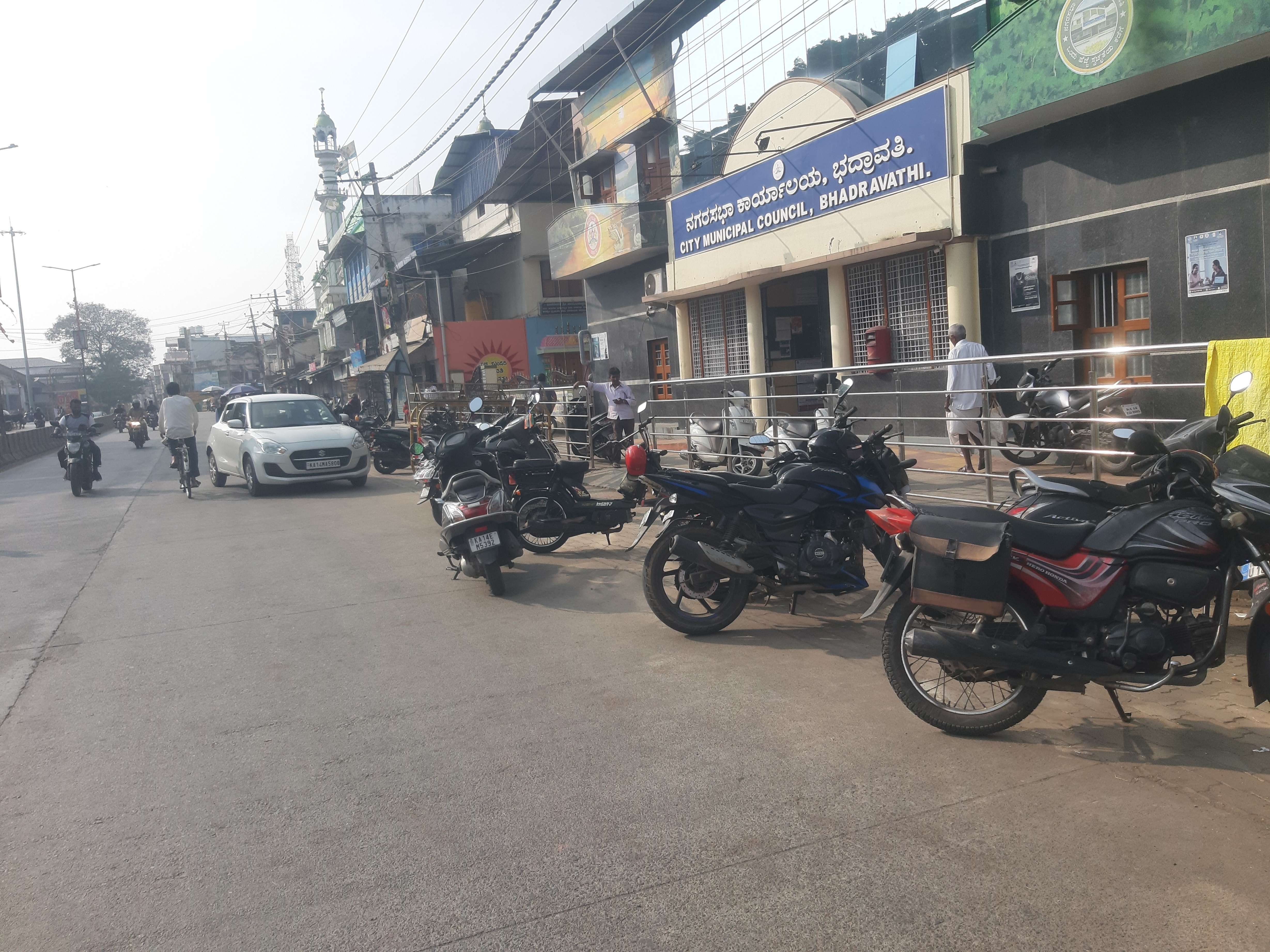 ನಗರಸಭೆ ಕಚೇರಿಯ ಮುಂಭಾಗದ ಹೆದ್ದಾರಿಯಲ್ಲಿ ವಾಹನಗಳು ನಿಂತಿರುವುದು