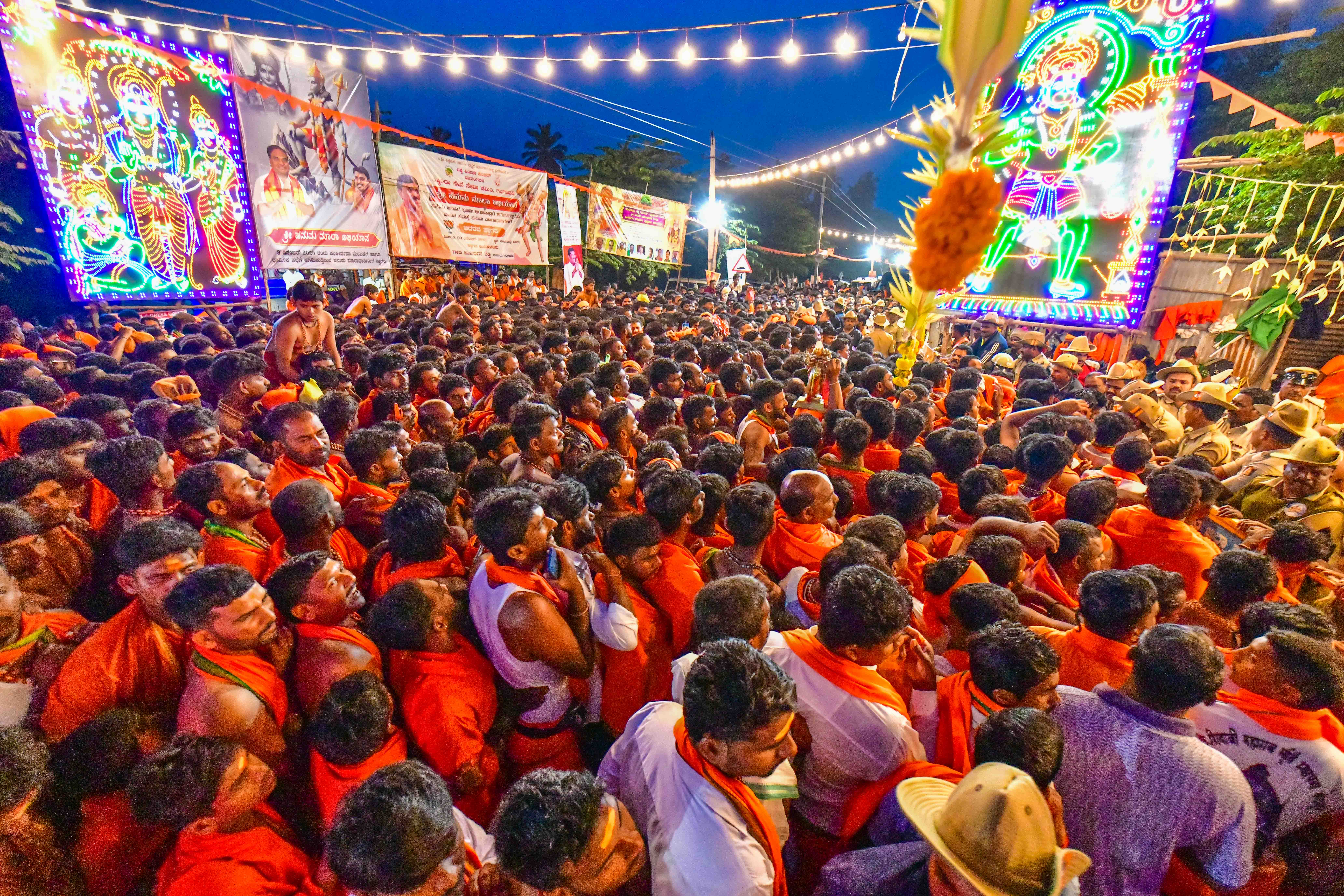 ಹನುಮ ಮಾಲಾಧಾರಿಗಳು ಅಂಜನಾದ್ರಿಯ ಪ್ರವೇಶ ದಾರಿಯ ಬಳಿ ಬುಧವಾರ ನಸುಕಿನಲ್ಲಿಯೇ ಜಮಾಯಿಸಿದ್ದರು