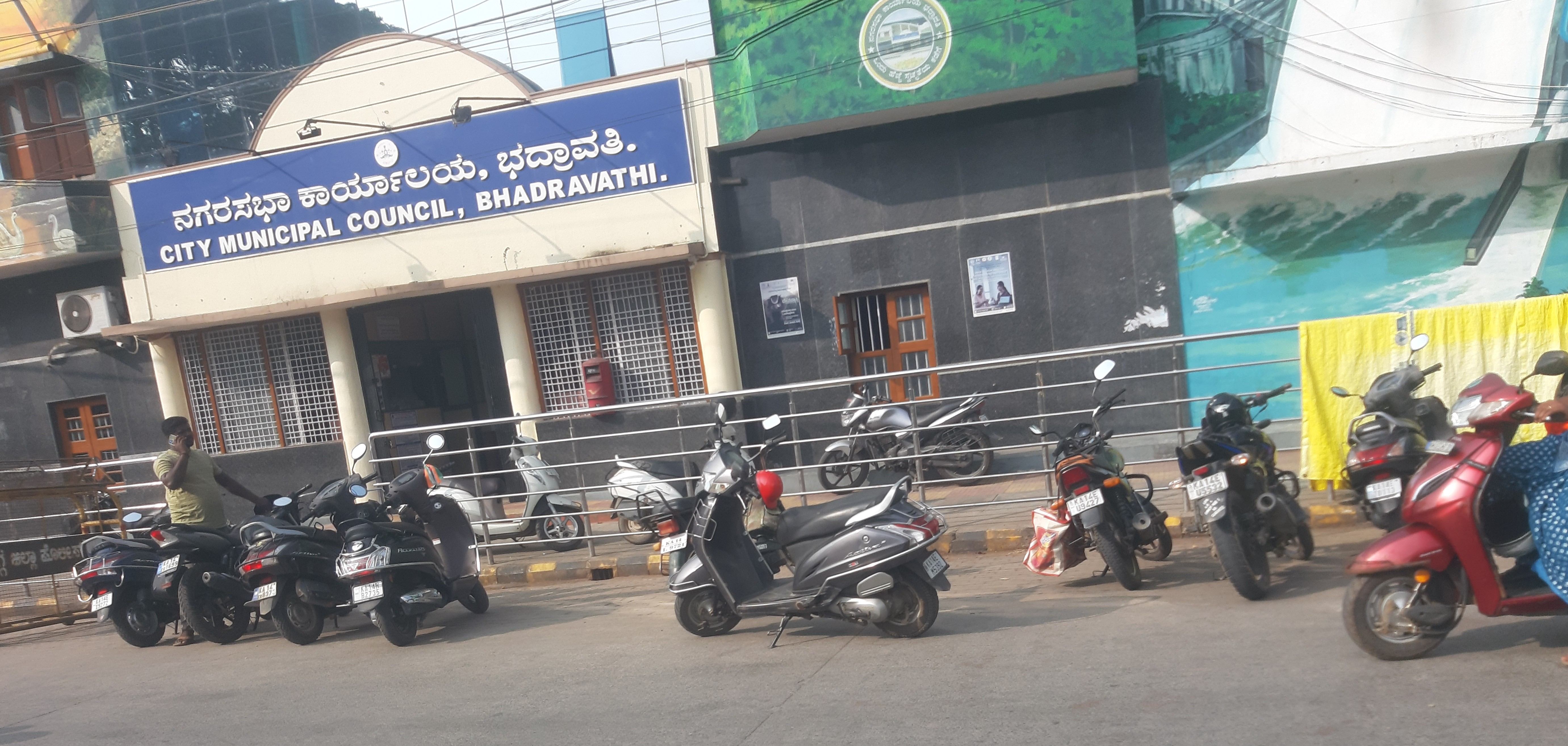ನಗರಸಭೆ ಕಚೇರಿಯ ಮುಂಭಾಗ ದ್ವಿಚಕ್ರ ವಾಹನಗಳು ಶಿಸ್ತಿಲ್ಲದೆ ನಿಂತಿರುವುದು