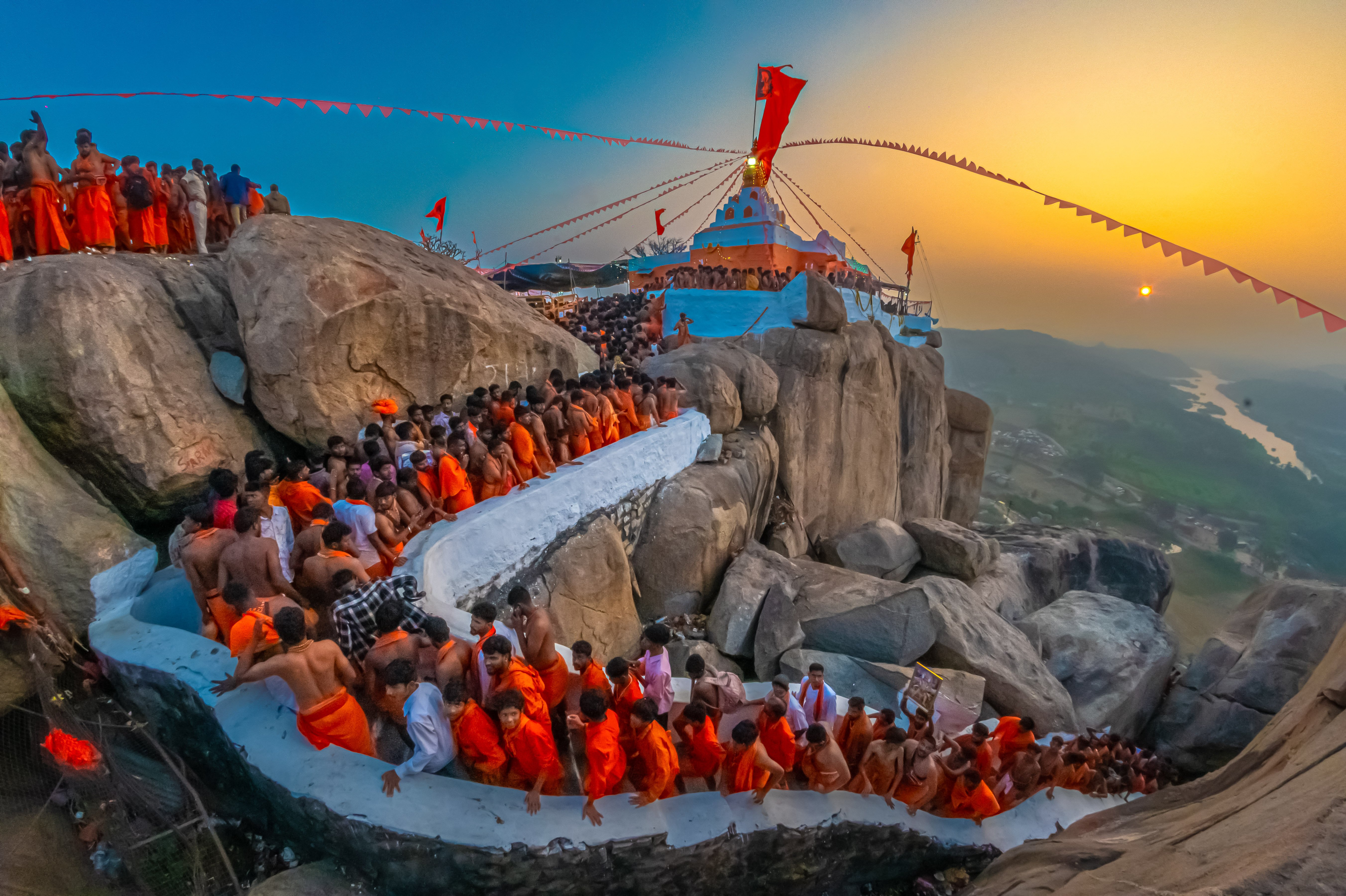 ಕೊಪ್ಪಳ ಜಿಲ್ಲೆಯ ಅಂಜನಾದ್ರಿಯಲ್ಲಿ ಬುಧವಾರ ಹನುಮಮಾಲೆ ವಿಸರ್ಜಿಸಲು ಬಂದಿದ್ದ ಭಕ್ತರು ಸೂರ್ಯೋದಯದ ಸಮಯದಲ್ಲಿ ಬೆಟ್ಟ ಏರುವಾಗ ಕಂಡ ಬಗೆ