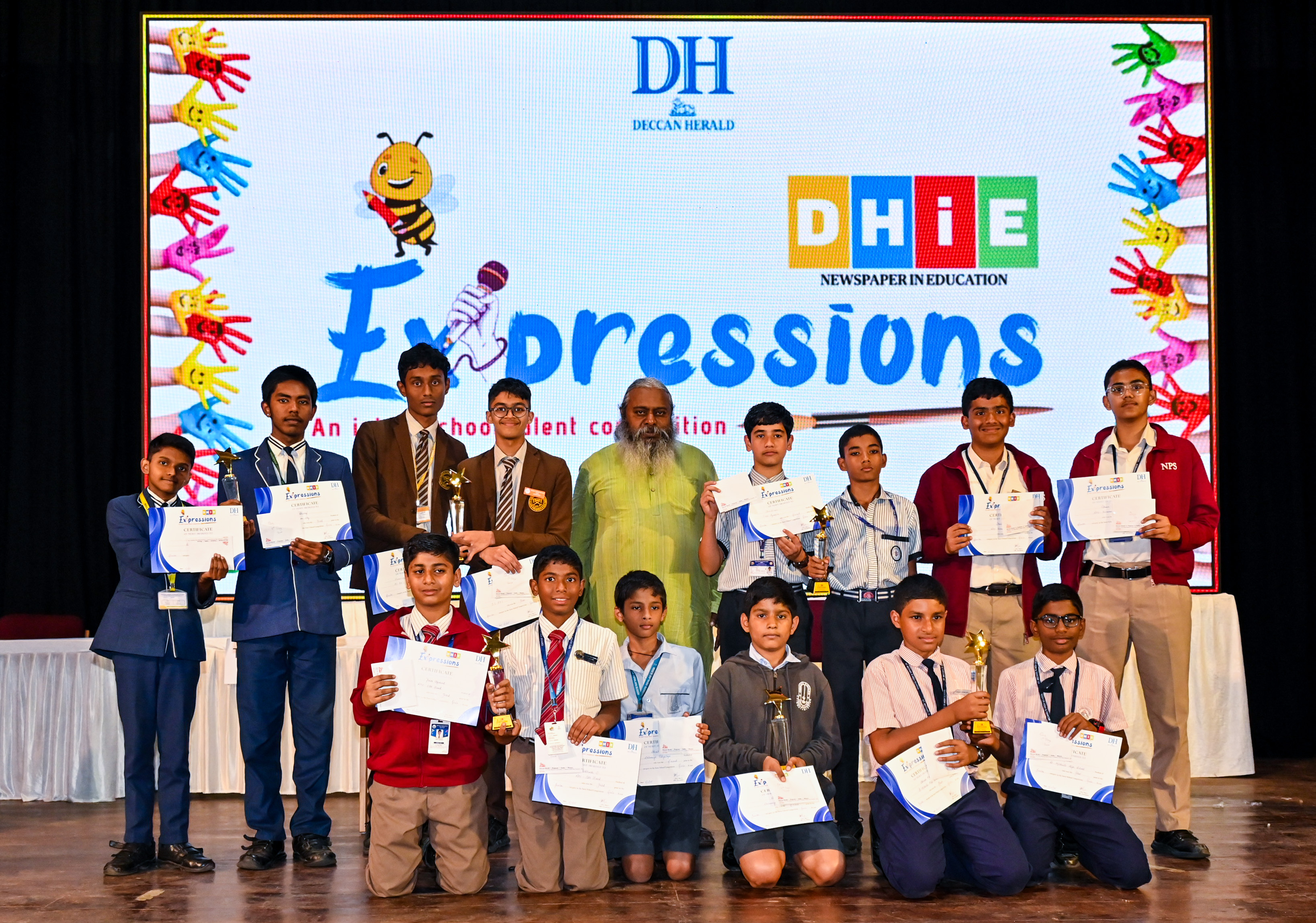 ‘ಡಿಎಚ್‌ಐಇ ಎಕ್ಸ್‌ಪ್ರೆಷನ್ಸ್‌’ ಅಂತರ ಶಾಲಾ ಸ್ಪರ್ಧೆಯಲ್ಲಿ ರಸಪ್ರಶ್ನೆಯಲ್ಲಿ ವಿಜೇತ ತಂಡಗಳಿಗೆ ಬಹುಮಾನ ವಿತರಿಸಲಾಯಿತು ಪ್ರಜಾವಾಣಿ ಚಿತ್ರ