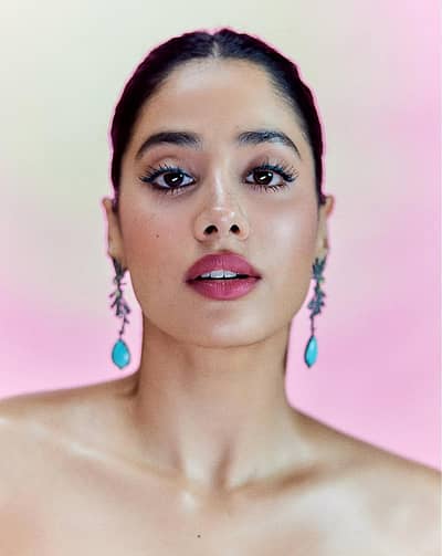 ಬಾಲಿವುಡ್‌ ನಟಿ ಜಾಹ್ನವಿ ಕಪೂರ್ ವಿಶೇಷ ಉಡುಗೆಯಲ್ಲಿ ಕಾಣಿಸಿಕೊಂಡಿದ್ದಾರೆ.