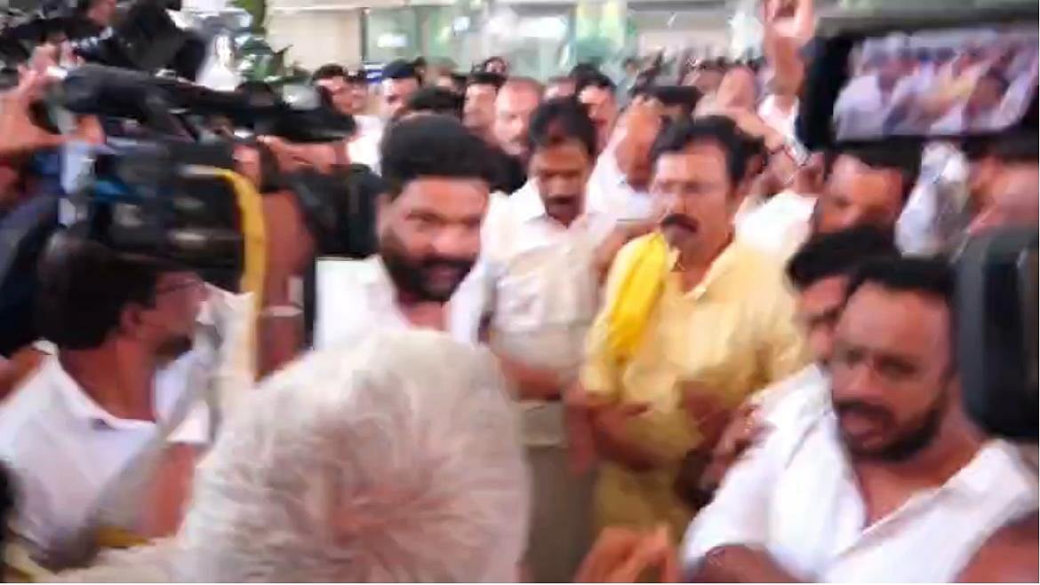 ವೇಣುಗೋಪಾಲ್ ಮುಂದೆ ‘ಡಿ.ಕೆ..ಡಿ.ಕೆ’ ಎಂದು ಕಾರ್ಯಕರ್ತರ ಘೋಷಣೆ

