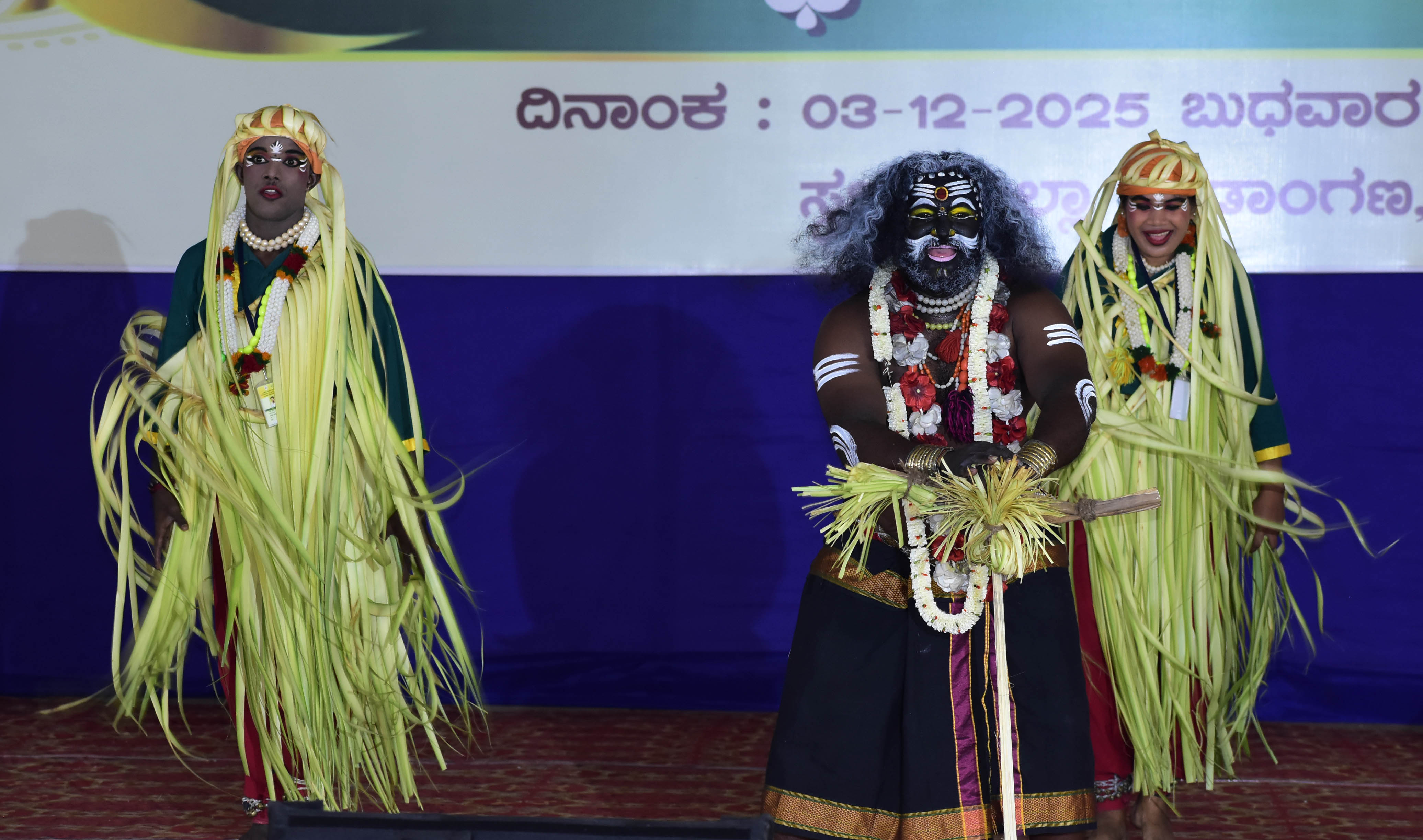 ಯಾದಗಿರಿಯಲ್ಲಿ ಬುಧವಾರ ನಡೆದ ರಾಜ್ಯಮಟ್ಟದ ಯುವಜನೋತ್ಸವದಲ್ಲಿ ಜನಪದ ನೃತ್ಯ ಪ್ರದರ್ಶಿಸಿದ ಉಡುಪಿಯ ತಂಡ