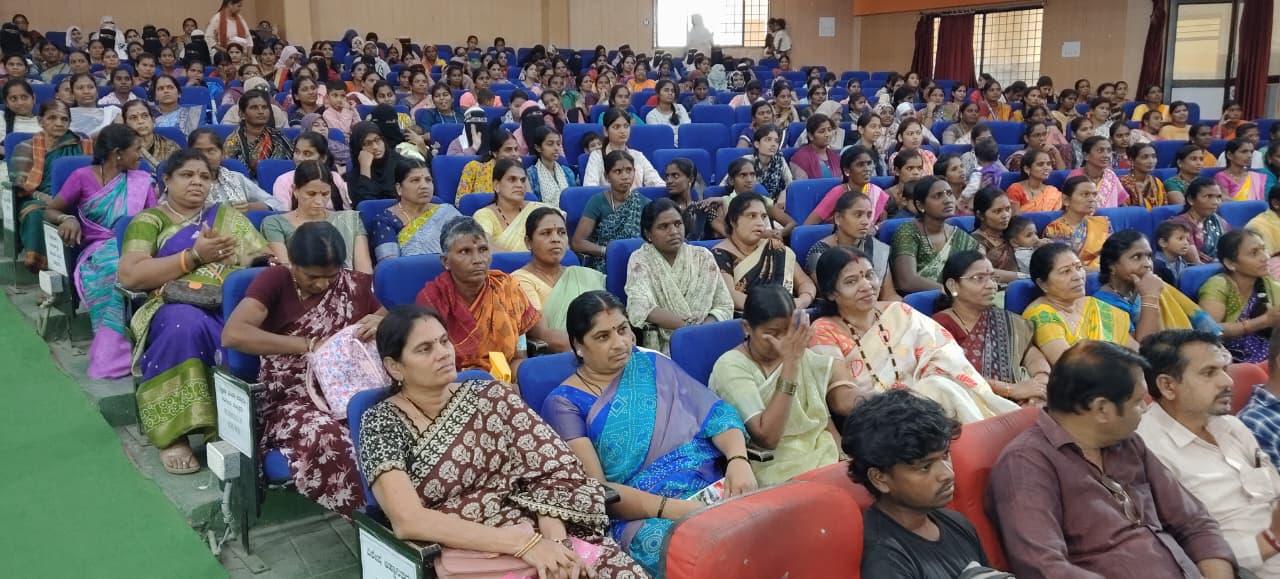 ರಾಯಚೂರಿನ ಕೃಷಿ ವಿಜ್ಞಾನಗಳ ವಿಶ್ವವಿದ್ಯಾಲಯದಲ್ಲಿ ನಡೆದ ಕಾರ್ಯಕ್ರಮದಲ್ಲಿ ಪಾಲ್ಗೊಂಡಿದ್ದ ಮಹಿಳೆಯರು