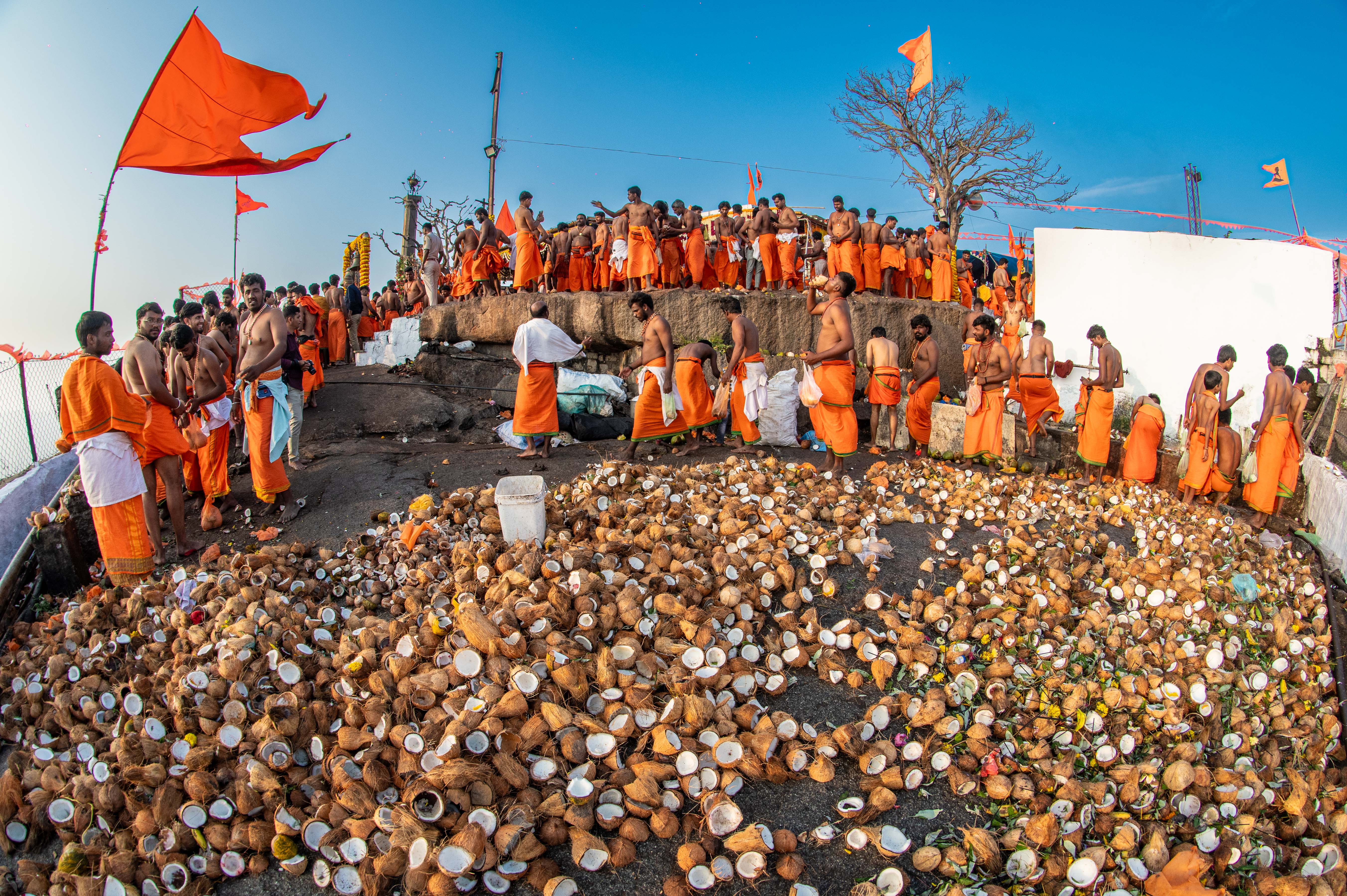 ಹನುಮಮಾಲೆ ವಿಸರ್ಜನೆ ಅಂಗವಾಗಿ ಕೊಪ್ಪಳ ಜಿಲ್ಲೆಯ ಅಂಜನಾದ್ರಿ ಬೆಟ್ಟದ ಮೇಲೆ ಬುಧವಾರ ಕಂಡ ಭಕ್ತರು ಒಡೆದ ತೆಂಗಿನಕಾಯಿಗಳ ರಾಶಿ 