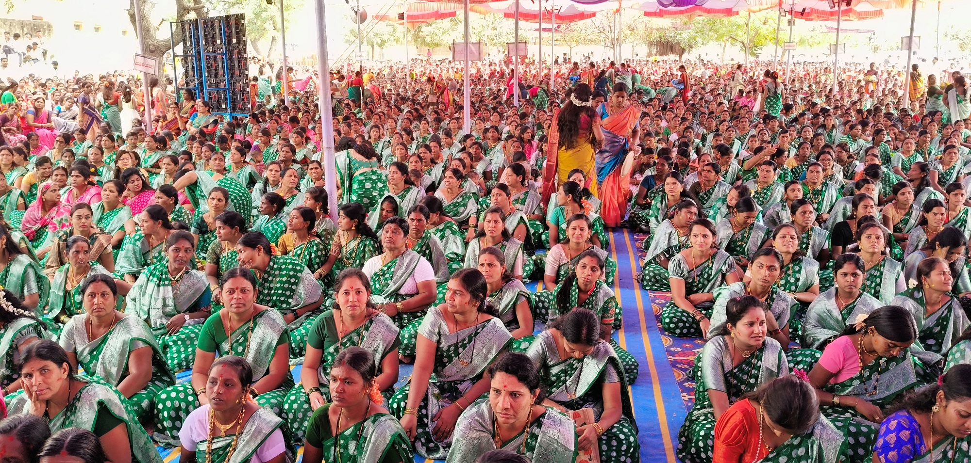 ಕಸಬಾಲಿಂಗಸುಗೂರು ಗ್ರಾಮದಲ್ಲಿ ಎರಡು ಸಾವಿರ  ಮಹಿಳೆಯರಿಗೆ ಉಡಿ ತುಂಬಲಾಯಿತು.