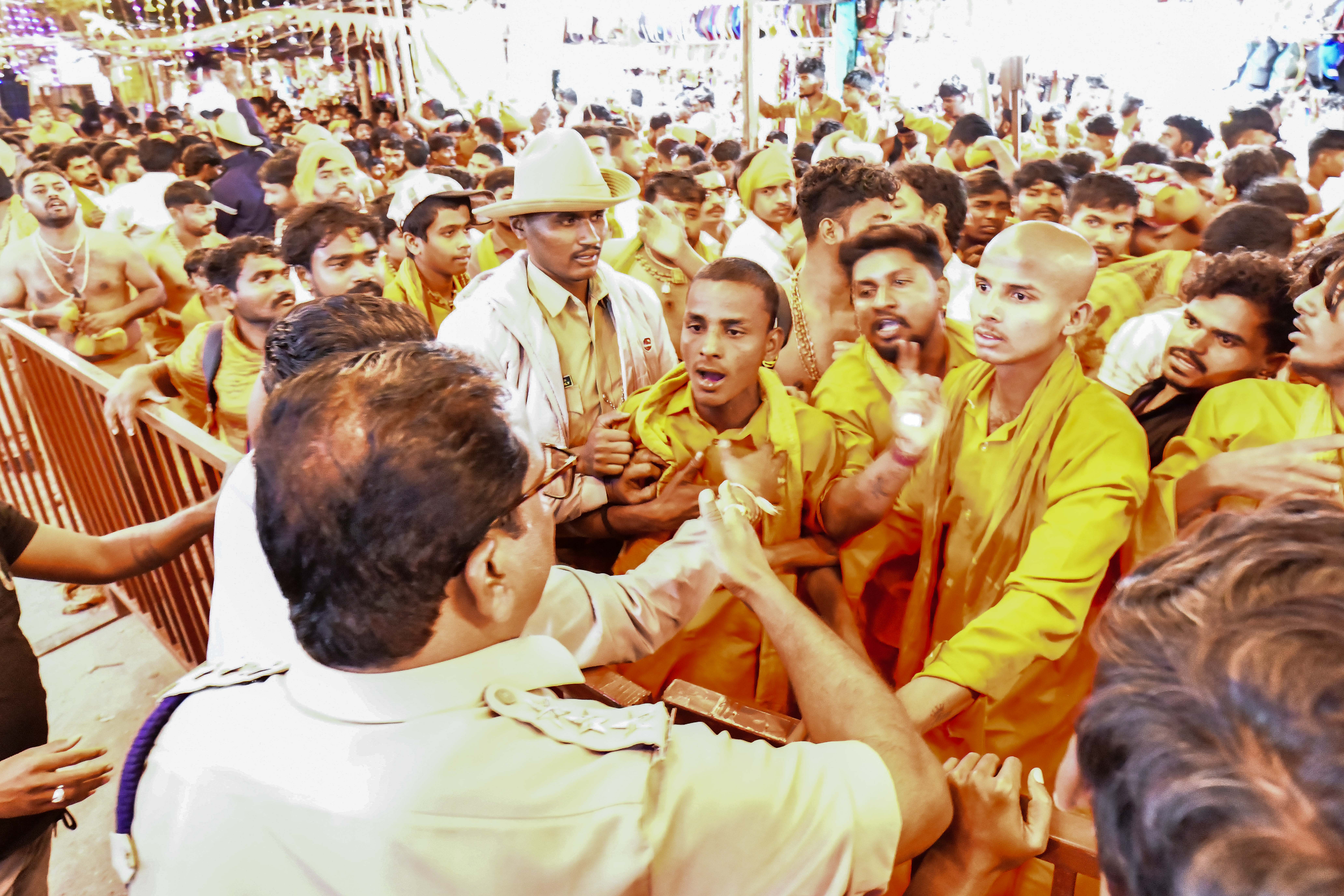 ತಮ್ಮನ್ನು ತಡೆದಿದ್ದಕ್ಕೆ ಮಾಲಾಧಾರಿಗಳು ಪೊಲೀಸರ ಜೊತೆ ವಾಗ್ವಾದ ನಡೆಸಿದರು