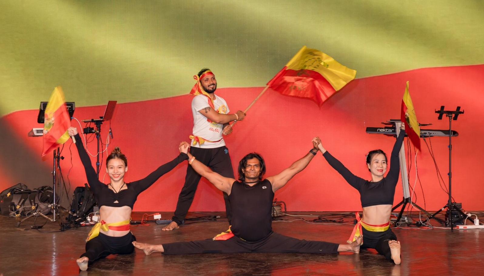 ನರಗುಂದ ತಾಲ್ಲೂಕಿನ ಶಿರೋಳದ ಯೋಗಪಟು ಬಸವರಾಜ ಕೊಣ್ಣೂರ ನೇತೃತ್ವದಲ್ಲಿ ಶಿರೋಳದ ಯುವಕರು ವಿಯೆಟ್ನಾಂ ದೇಶದಲ್ಲಿ ಕನ್ನಡದ ಹಾಡುಗಳಿಗೆ ಆಕರ್ಷಕ ಯೋಗ ನೃತ್ಯ ಪ್ರದರ್ಶನ ನೀಡಿದರು