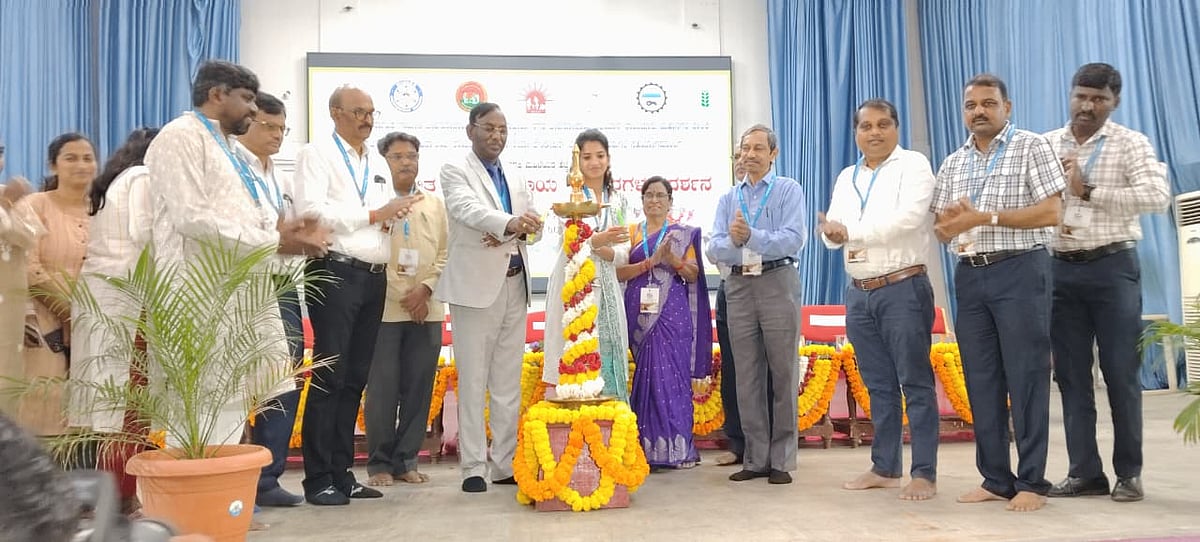 ವಿದ್ಯುತ್ತಿಗೆ ಪರ್ಯಾಯವಾಗಿ ಸೌರಶಕ್ತಿ ಬಳಸಿ: ಕೃಷಿ ವಿವಿ ಕುಲಪತಿ ಹನುಮಂತಪ್ಪ