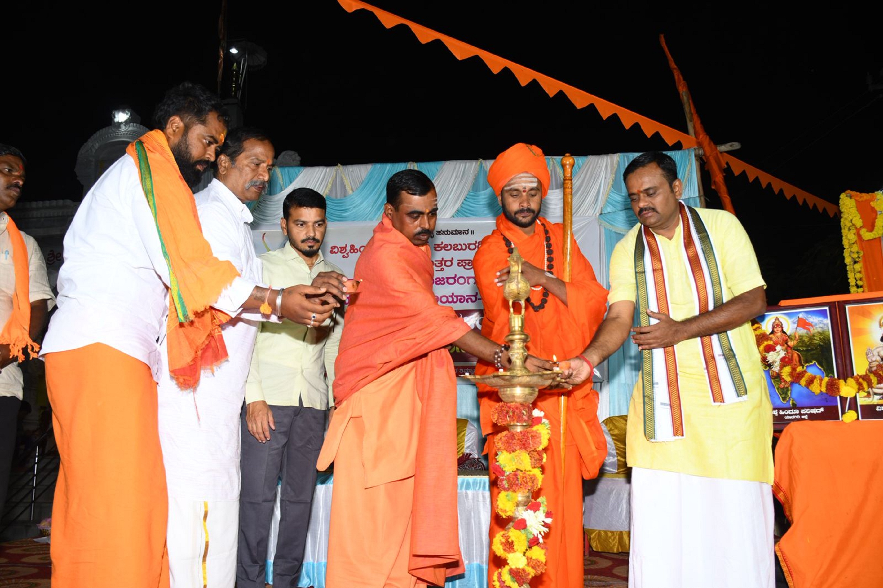 ಸುರಪುರ ಸಮೀಪದ ರಂಗಂಪೇಟೆಯಲ್ಲಿ ಸಂಕೀರ್ತನಾ ಯಾತ್ರೆ ನಿಮಿತ್ತ ಸಾರ್ವಜನಿಕ ಸಮಾರಂಭದ ಉದ್ಘಾಟನೆ ಜರುಗಿತು