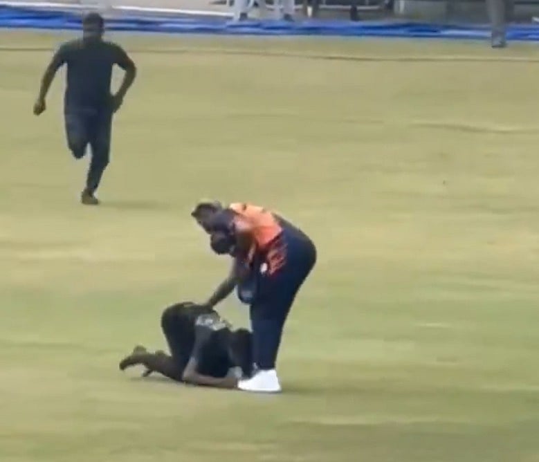 Video| ಹಾರ್ದಿಕ್ ಸೆಲ್ಫಿಗಾಗಿ ಮೈದಾನಕ್ಕೆ ನುಗ್ಗಿದ ಅಭಿಮಾನಿ: ಮುಂದಾಗಿದ್ದೇನು?