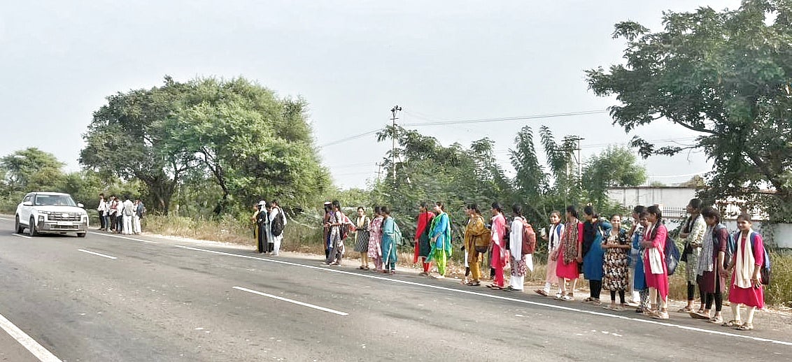 ವಿದ್ಯಾರ್ಥಿಗಳಿಗೆ ಕಾಡುತ್ತಿರುವ ಬಸ್ ಸಮಸ್ಯೆ;ಅಧಿಕಾರಿಗಳ ಆದೇಶಕ್ಕಿಲ್ಲ ಕಿಮ್ಮತ್ತು