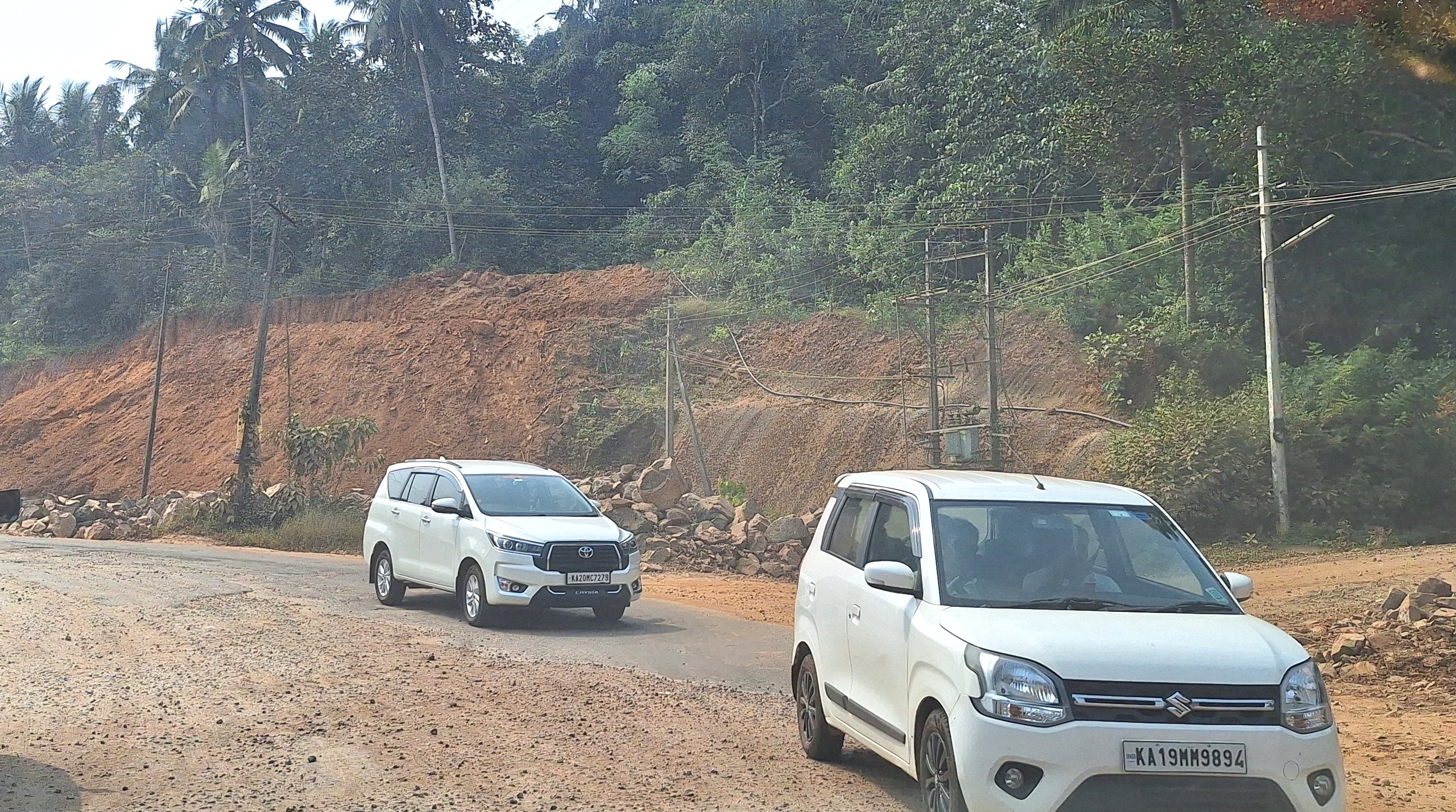 ಕೆತ್ತಿಕಲ್‌ನ ಗುಡ್ಡ ಕುಸಿತದ ಜಾಗದಲ್ಲಿ ಅರೆಬರೆ ಕಾಮಗಾರಿ ನಡೆದಿರುವುದು