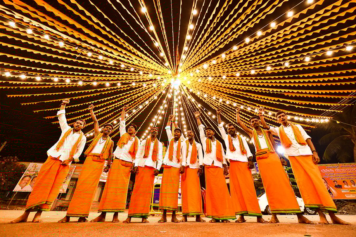 ಹನುಮನ ನಾಡಿನಲ್ಲಿ ಮೇಳೈಸಿದ ಭಕ್ತಿ: ಕೇಸರಿಮಯವಾದ ಆಂಜನಾದ್ರಿ ಬೆಟ್ಟ