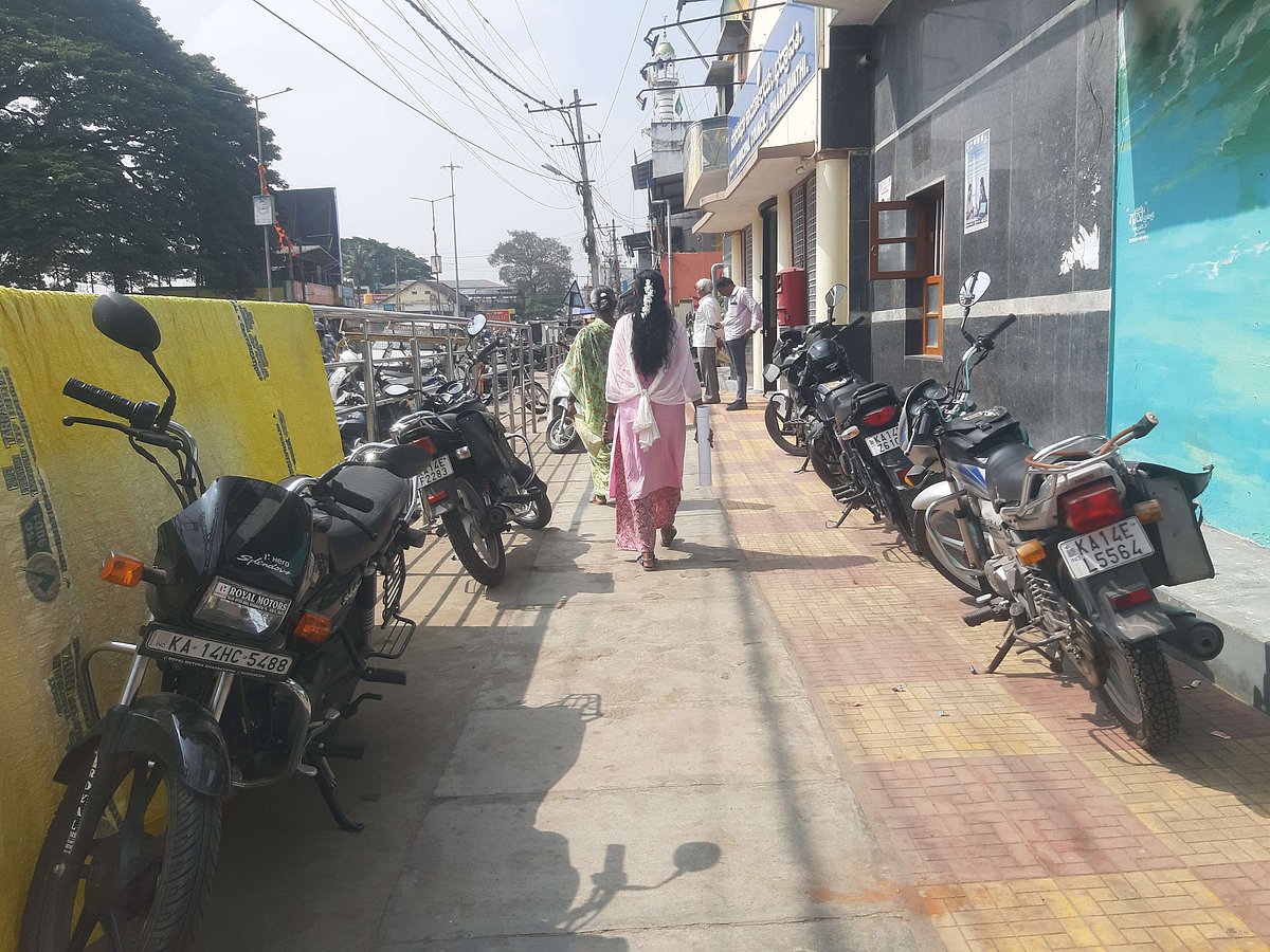 ಭದ್ರಾವತಿ ನಗರದಲ್ಲಿ ಇಕ್ಕಟ್ಟಿನ, ಅವ್ಯವಸ್ಥಿತ ರಸ್ತೆಗಳಿಂದ ಪಾದಾಚಾರಿಗಳ ಪರದಾಟ