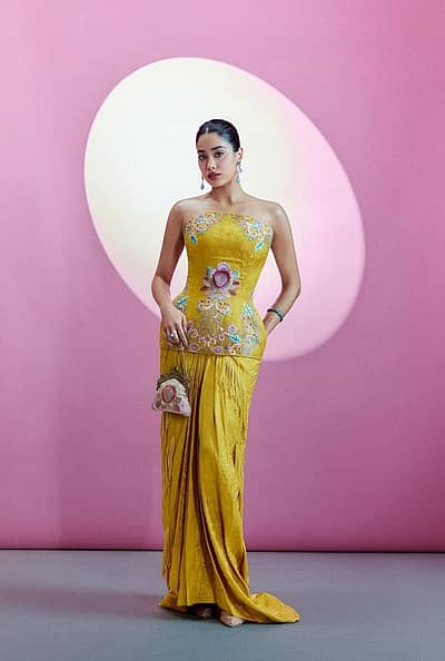 ಹಳದಿ ಬಣ್ಣದ ಮಾಡರ್ನ್ ಲುಕ್‌ನಲ್ಲಿ ಫೋಟೊಗೆ ಪೋಸ್‌ ಕೊಟ್ಟಿದ್ದಾರೆ.