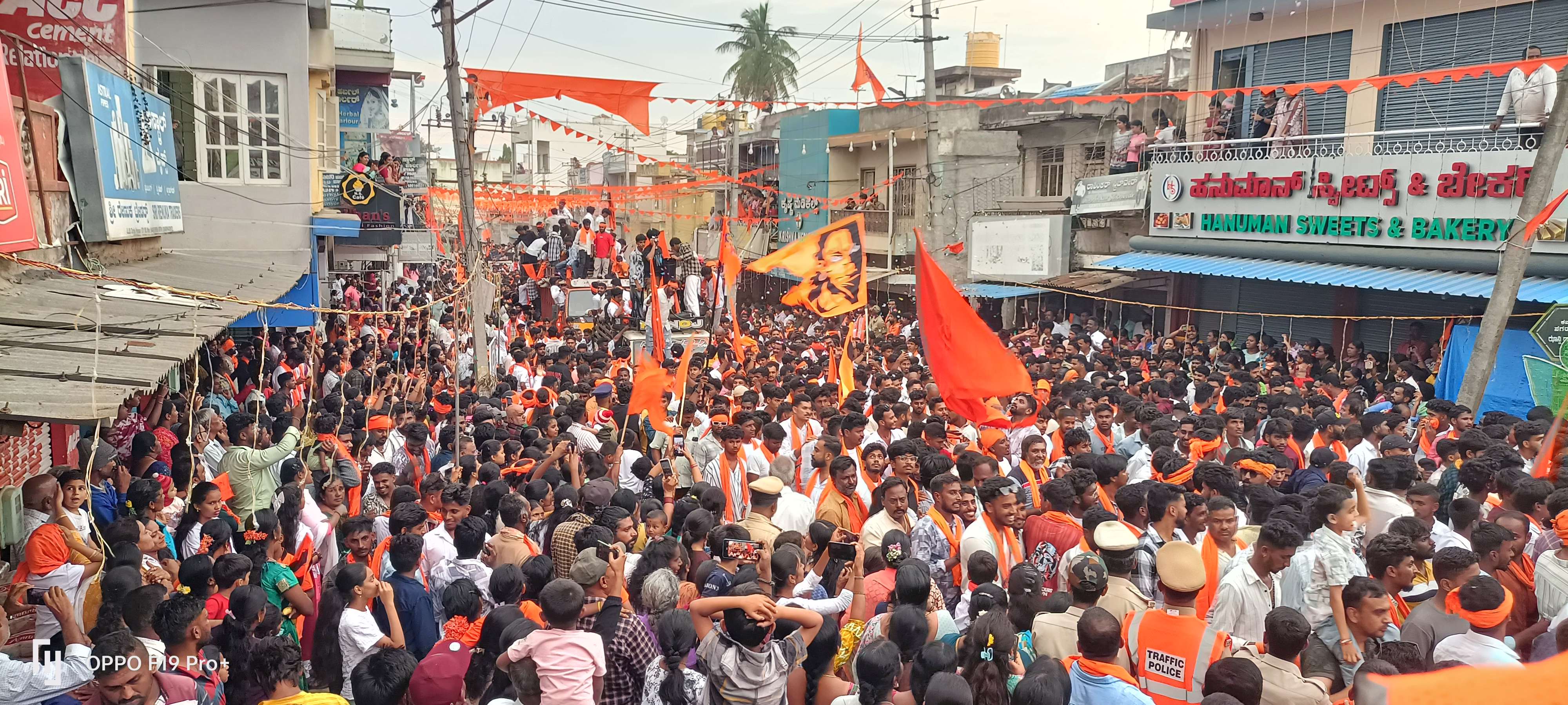 ಹುಣಸೂರಿನಲ್ಲಿ ಗುರುವಾರ ನಡೆದ ಹನುಮಜಯಂತಿ ಕಾರ್ಯಕ್ರಮದಲ್ಲಿ ಭಾಗವಹಿಸಿದ್ದ ಭಕ್ತರು.