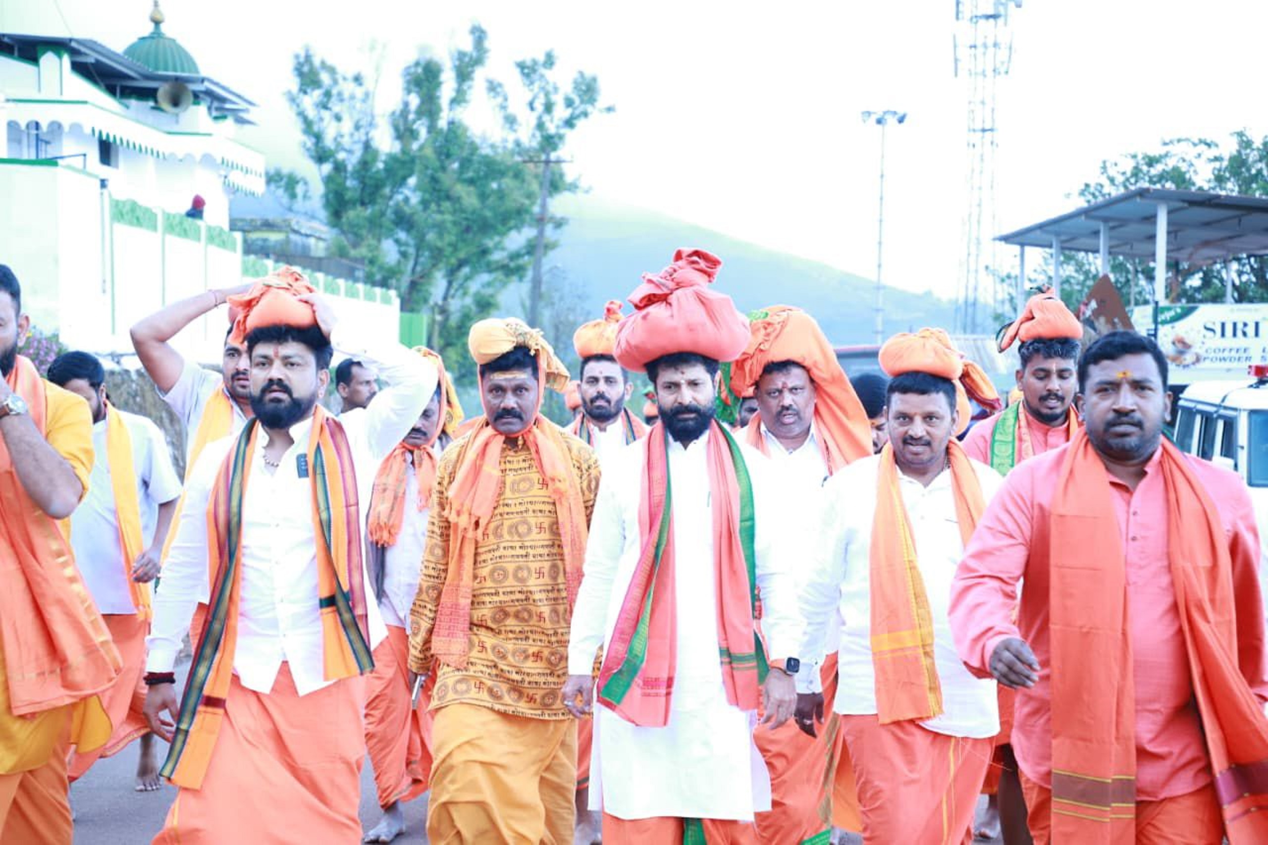 ದತ್ತ ಪಾದುಕೆ ದರ್ಶನಕ್ಕೆ ಇರುಮುಡಿ ಹೊತ್ತು ಸಾಗಿದ ಸಿ.ಟಿ.ರವಿ ಮತ್ತು ಬಜರಂಗದಳ ಕಾರ್ಯಕರ್ತರು