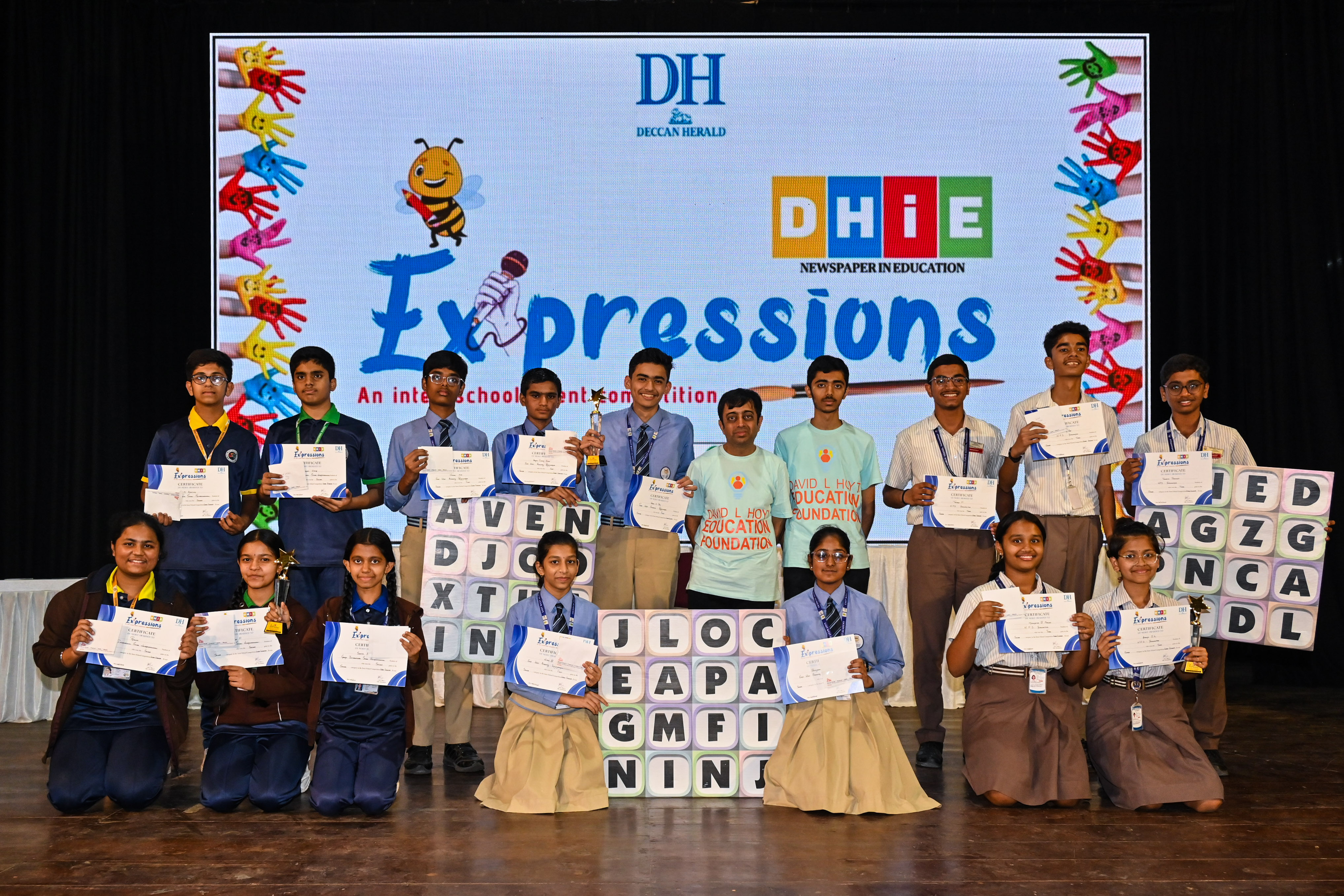 ‘ಡಿಎಚ್‌ಐಇ ಎಕ್ಸ್‌ಪ್ರೆಷನ್ಸ್‌’ ಅಂತರ ಶಾಲಾ ವರ್ಡ್‌ ವಿಂಡರ್‌ ಸ್ಪರ್ಧೆಯಲ್ಲಿ ವಿಜೇತ ತಂಡಗಳಿಗೆ ಸಂಜಯ್‌ ಬಹುಮಾನ ನೀಡಿದರು