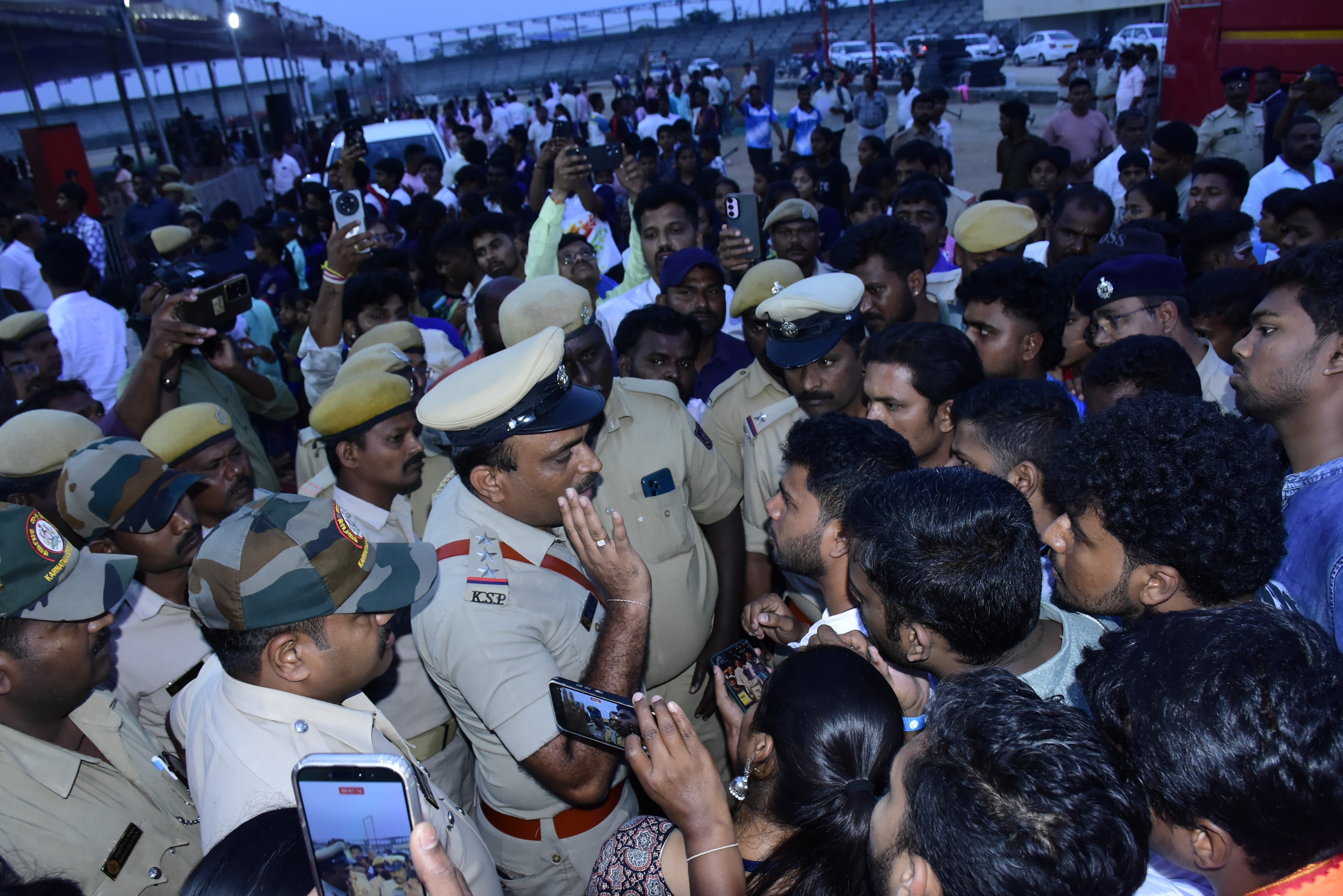 ಯಾದಗಿರಿಯಲ್ಲಿ ಗುರುವಾರ ನಡೆದ ರಾಜ್ಯ ಮಟ್ಟದ ಯುವಜನೋತ್ಸವದ ಜನಪದ ನೃತ್ಯ ಸ್ಪರ್ಧೆಯ ಪ್ರಥಮ ಸ್ಥಾನ ಸಂಬಂಧ ಪೊಲೀಸರೊಂದಿಗೆ ನಡೆದ ವಾಗ್ವಾದ 