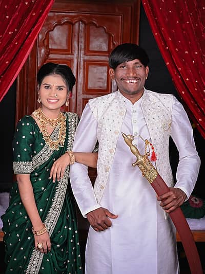 ಸೂರಜ್ ಚವಾಣ್ ಅವರು ಸಾಮಾಜಿಕ ಮಾಧ್ಯಮದಲ್ಲಿ ತಮ್ಮ ವಿವಾಹ ಸಂಭ್ರಮದ ಚಿತ್ರಗಳನ್ನು ಹಂಚಿಕೊಂಡಿದ್ದು, ಈ ಫೋಟೊಗಳು ಸಾಮಾಜಿಕ ಜಾಲತಾಣದಲ್ಲಿ ಸಿಕ್ಕಾಪಟ್ಟೆ ಹರಿದಾಡುತ್ತಿವೆ.