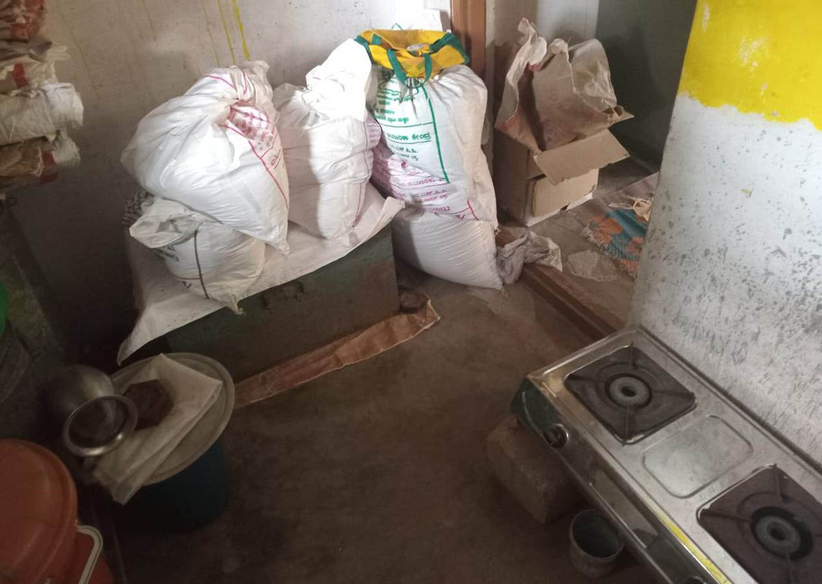 ಅಡುಗೆ ಕೋಣೆಯಲ್ಲಿ ಸಿಲಿಂಡರ್ ಮತ್ತು ಆಹಾರ ದಾಸ್ತಾನು