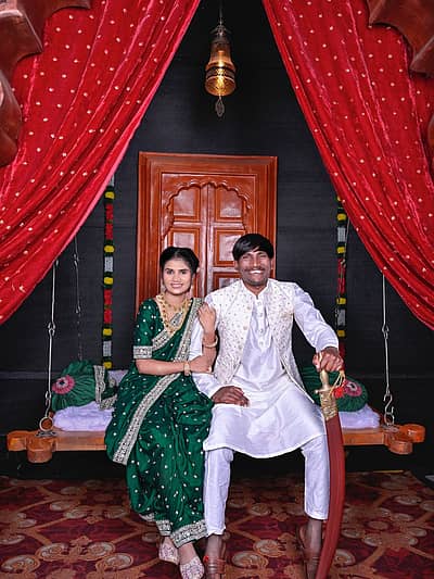 ಪುಣೆ ಜಿಲ್ಲೆಯ ಬಾರಾಮತಿ ತಾಲೂಕಿನ ಮೋಡ್ವೆ ಗ್ರಾಮದ ಸೂರಜ್ ನವೆಂಬರ್ 29ರಂದು ಸಂಜನಾ ಗೋಫಾನೆ ಜೊತೆಗೆ ಮದುವೆಯಾಗಿದ್ದಾರೆ. 